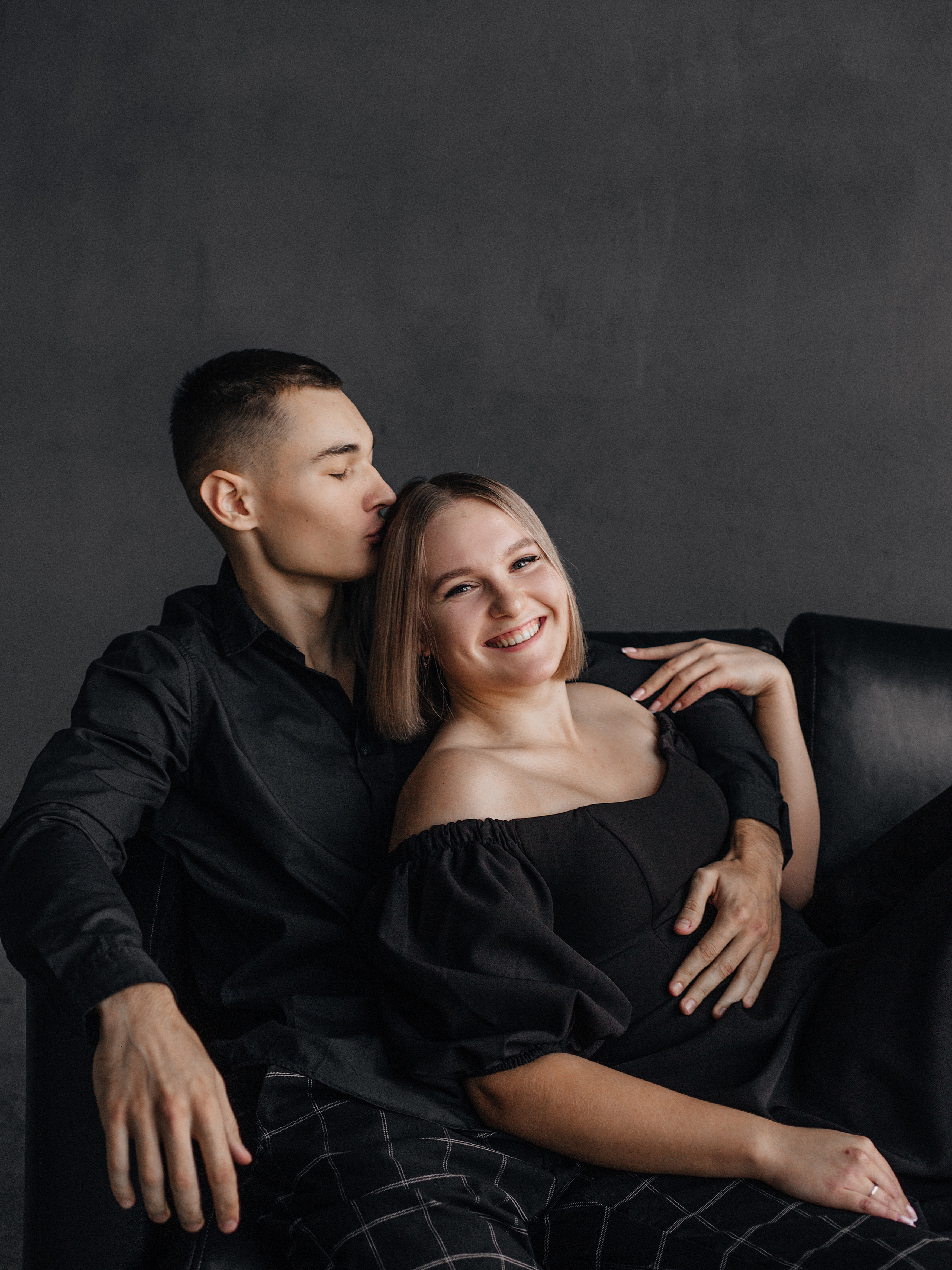 Предсвадебная съемка пары в темной фотостудии Челябинска. Свадебный фотограф Челябинск Зиненко Виктория