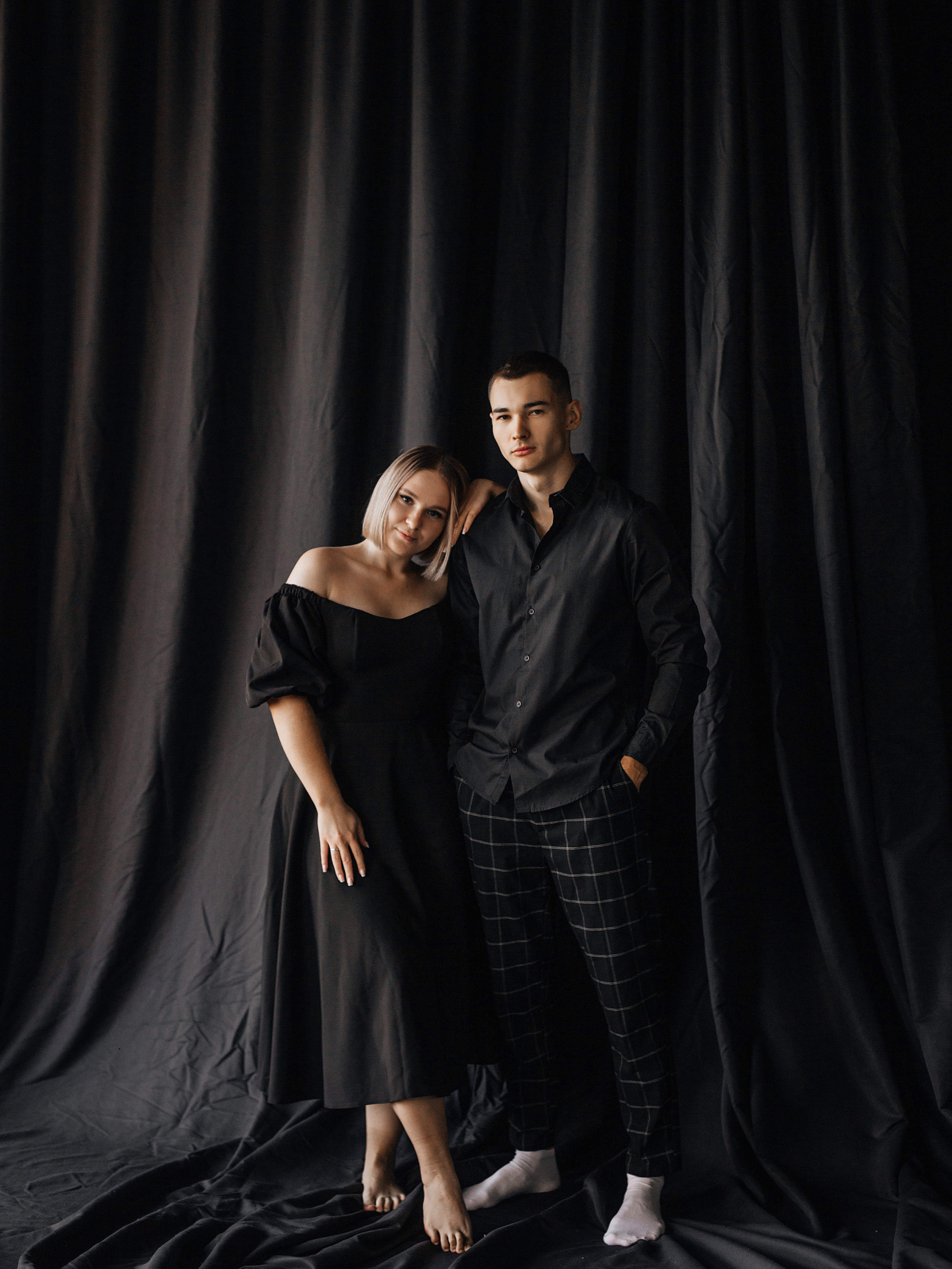 Предсвадебная съемка пары в темной фотостудии Челябинска. Свадебный фотограф Челябинск Зиненко Виктория