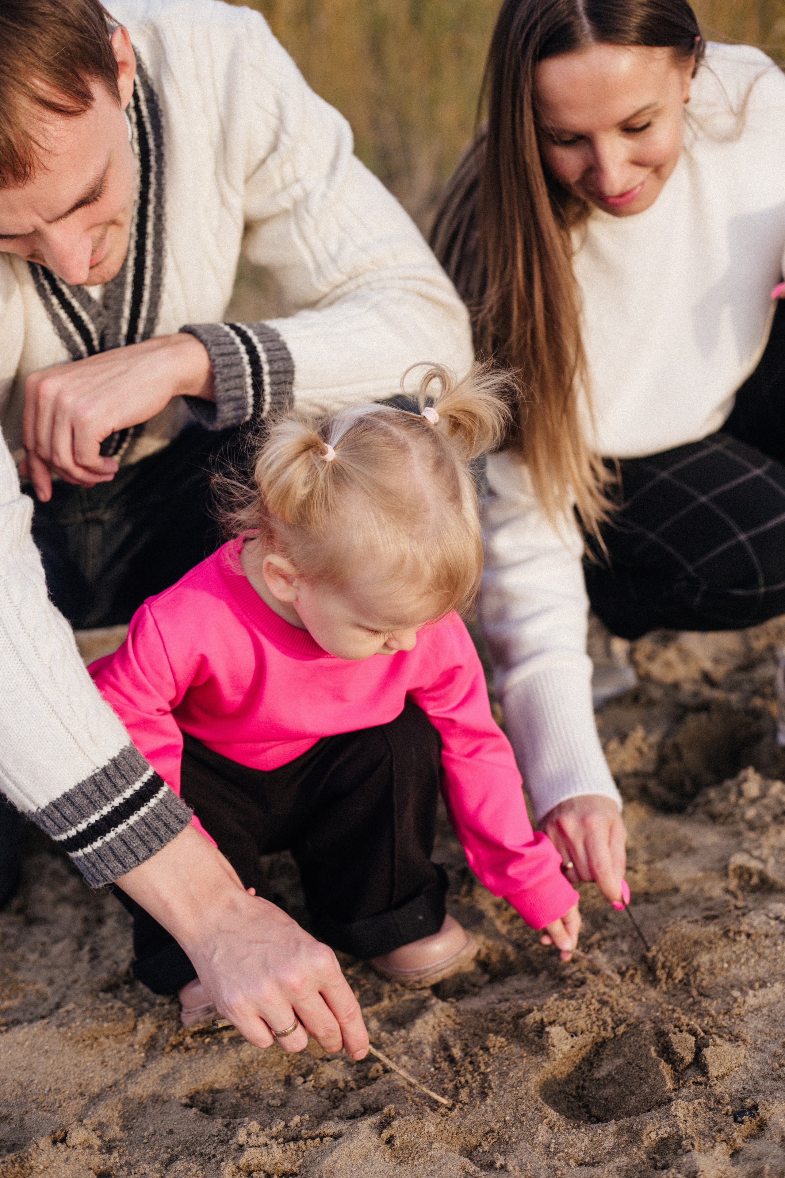 Прогулочная семейная фотосессия на берегу с ребенком. Свадебный фотограф Челябинск Зиненко Виктория
