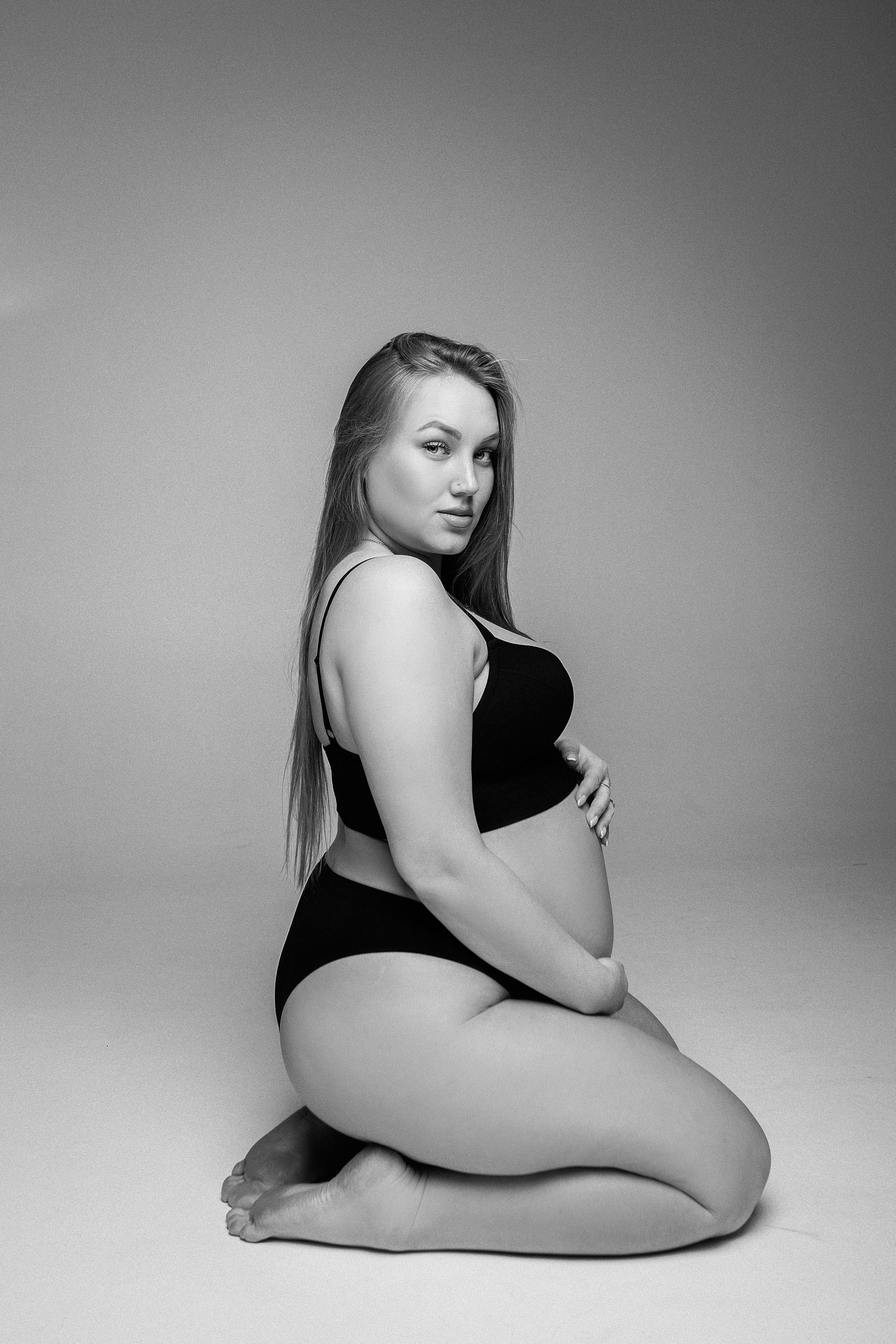 Фотостудия беременности для пары в минималистичной студии. Свадебный фотограф Челябинск Зиненко Виктория