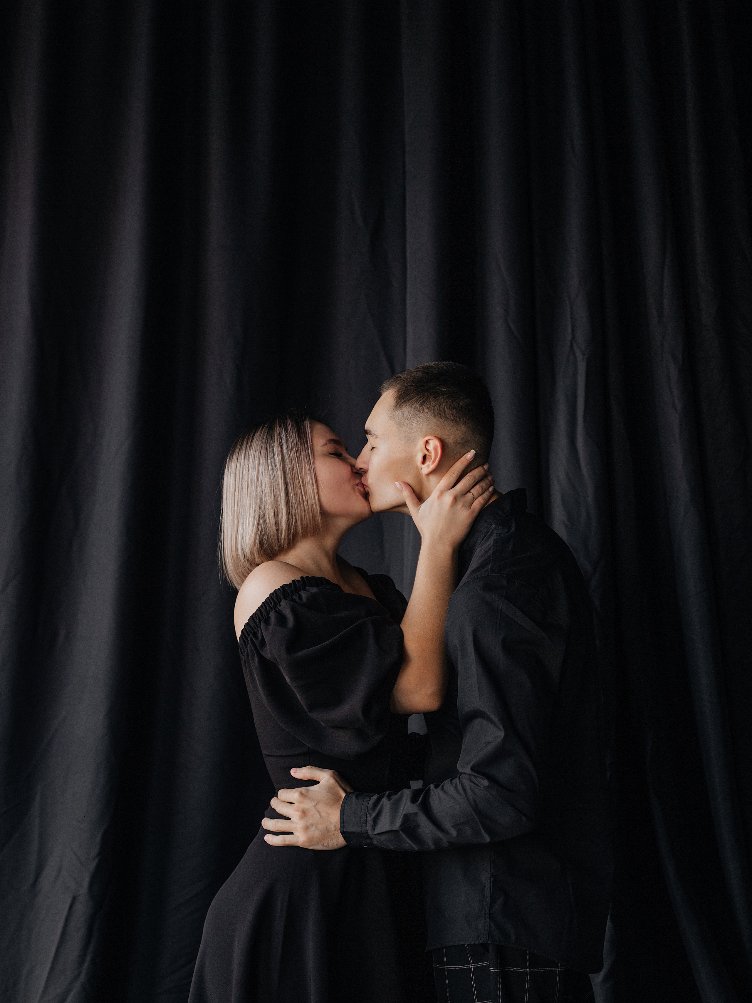 Предсвадебная съемка пары в темной фотостудии Челябинска. Свадебный фотограф Челябинск Зиненко Виктория