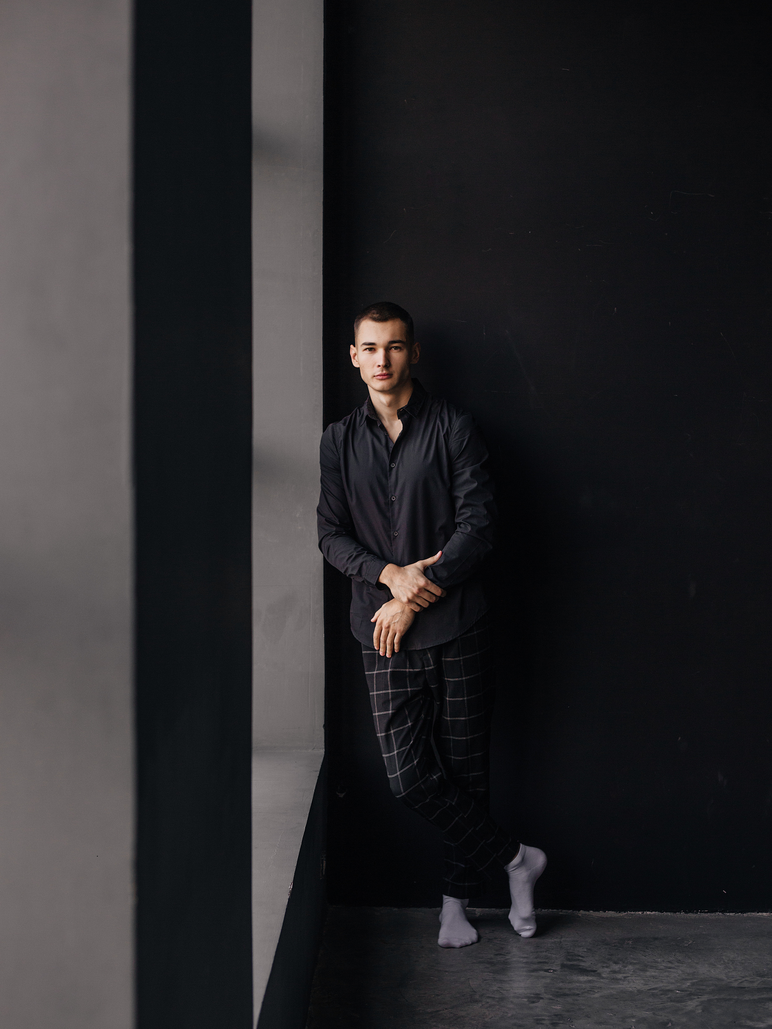 Предсвадебная съемка пары в темной фотостудии Челябинска. Свадебный фотограф Челябинск Зиненко Виктория