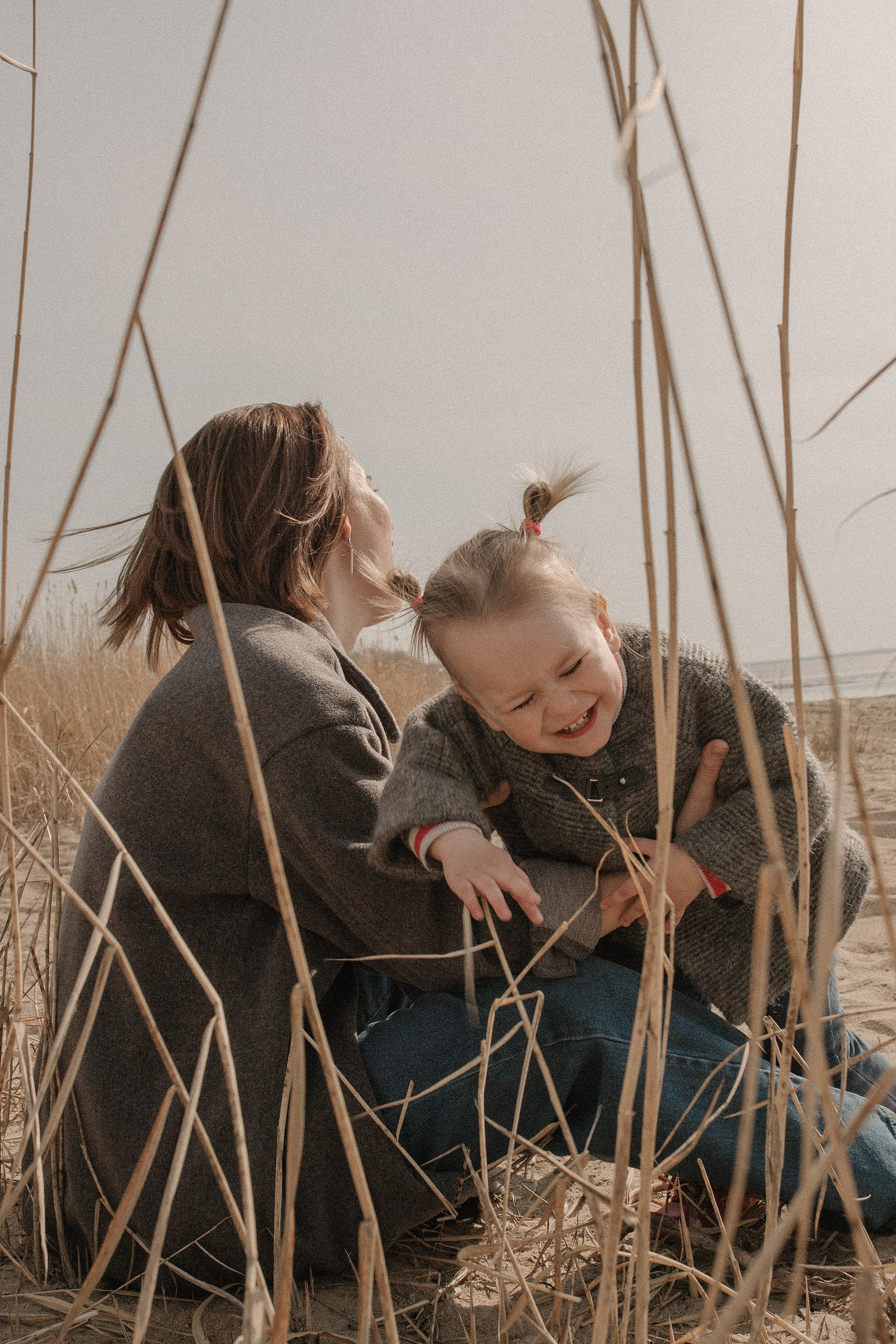Прогулочная фотосессия мамы и дочери на берегу озера Смолино. Свадебный фотограф Челябинск Зиненко Виктория
