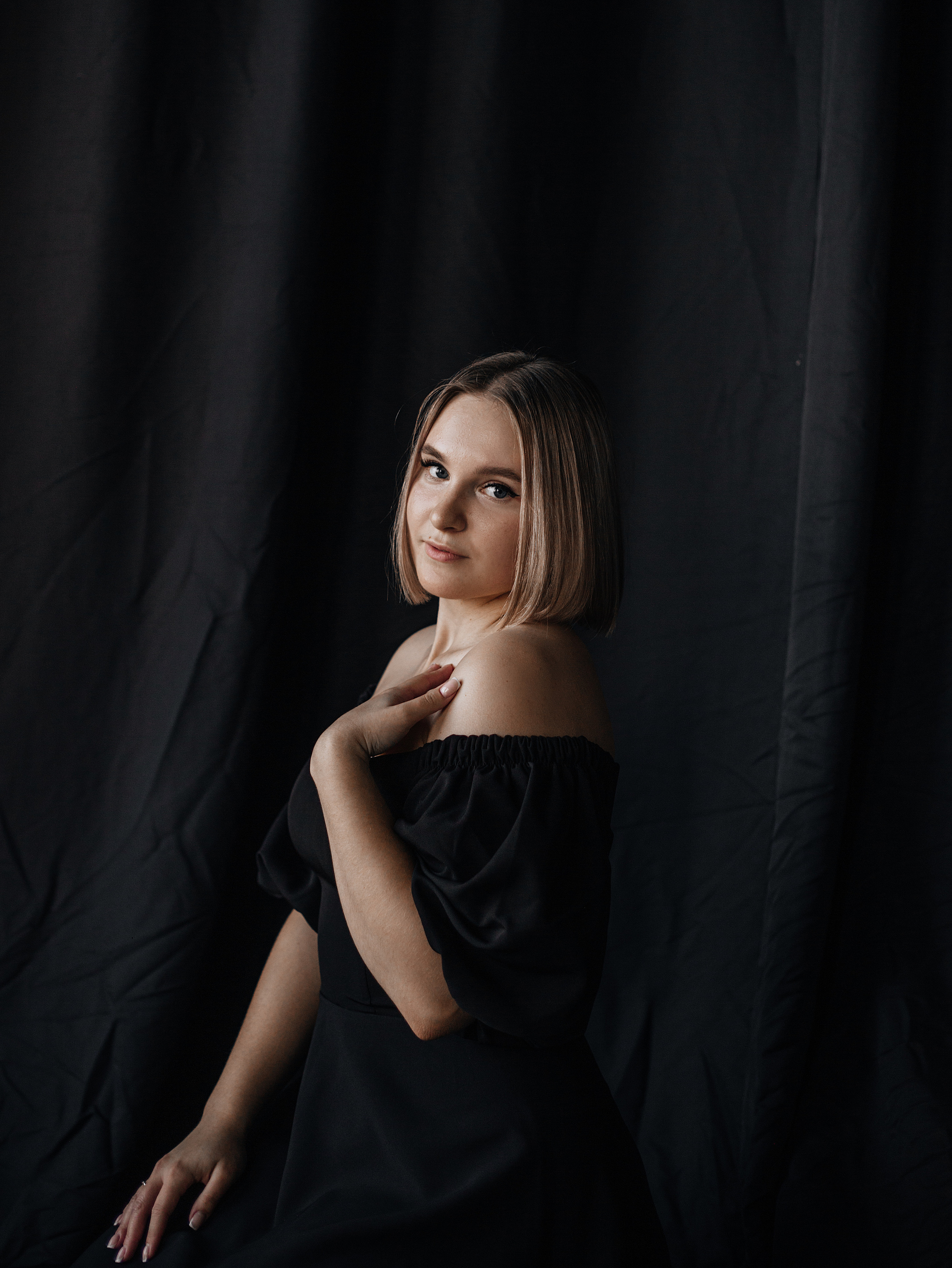 Предсвадебная съемка пары в темной фотостудии Челябинска. Свадебный фотограф Челябинск Зиненко Виктория