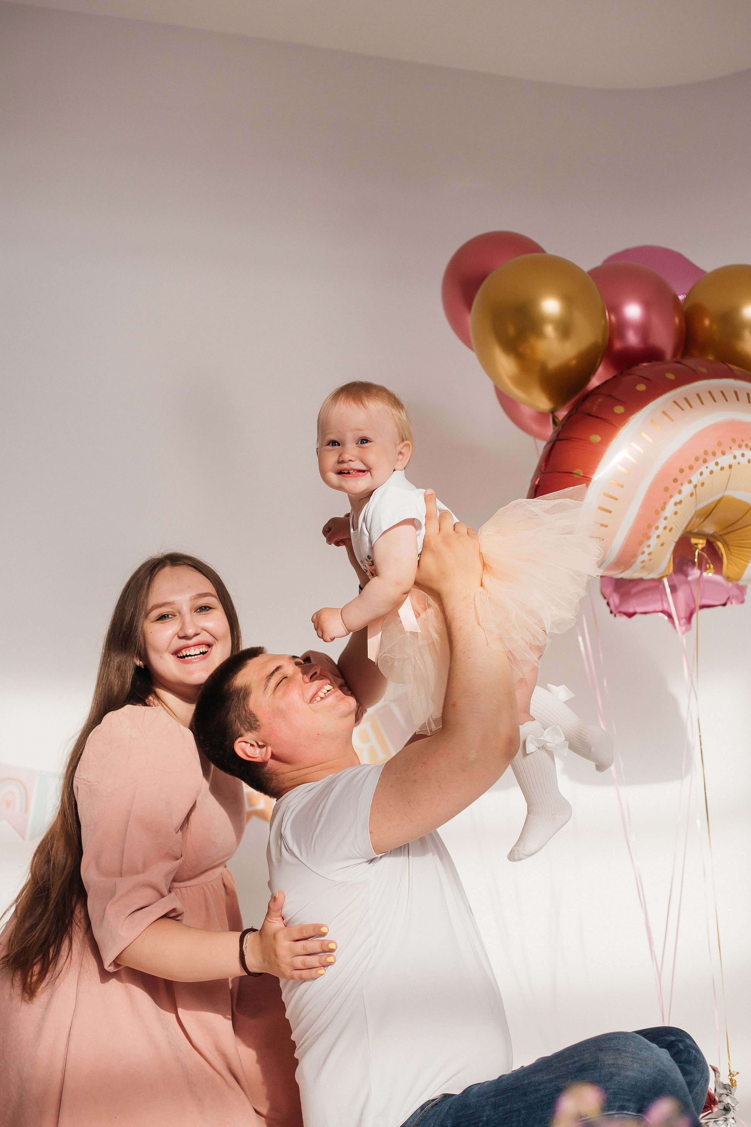 Фотосессия в честь годика Софии в фотостудии Челябинска. Свадебный фотограф Челябинск Зиненко Виктория