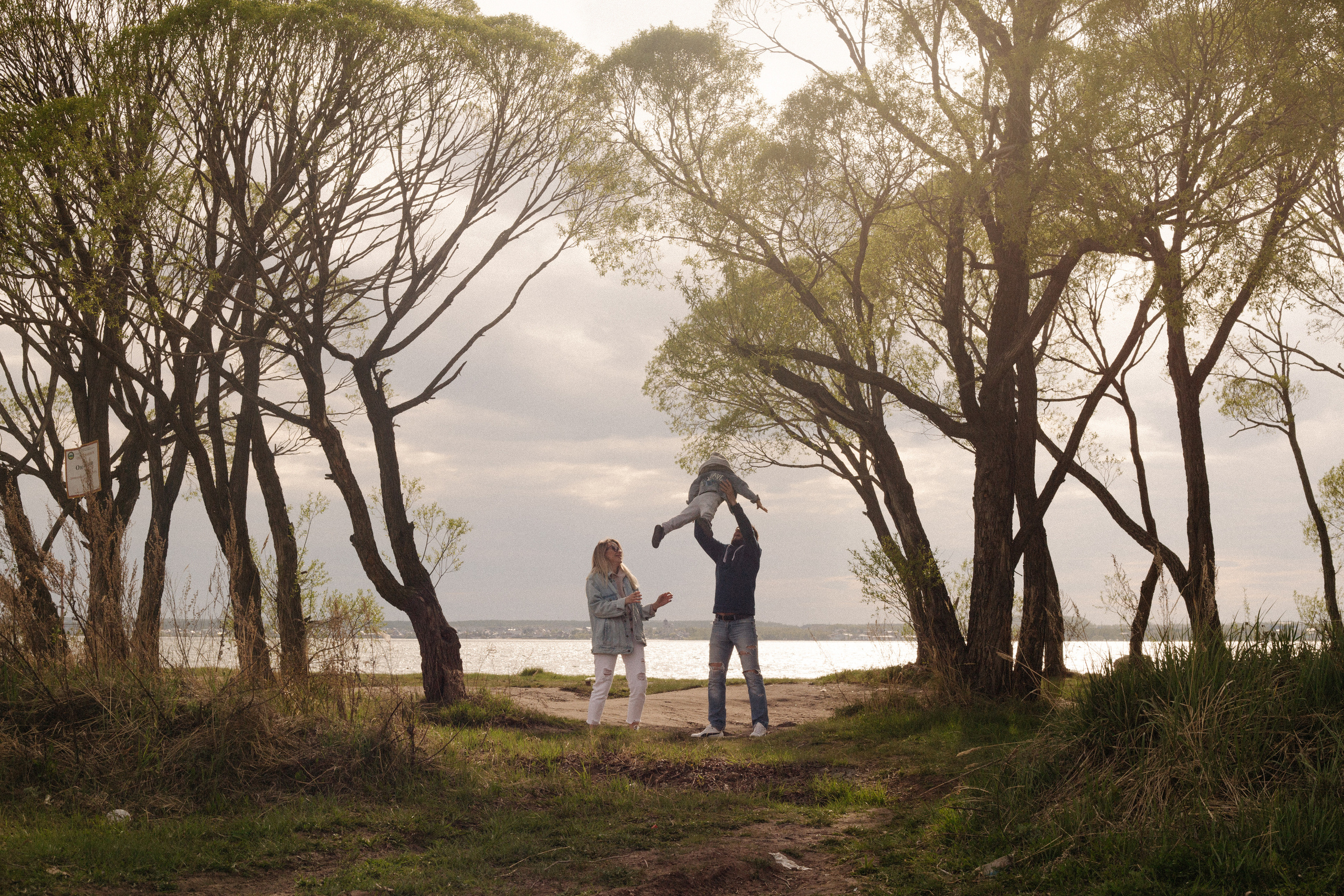 Прогулочная семейная съемка на берегу Смолино. Свадебный фотограф Челябинск Зиненко Виктория