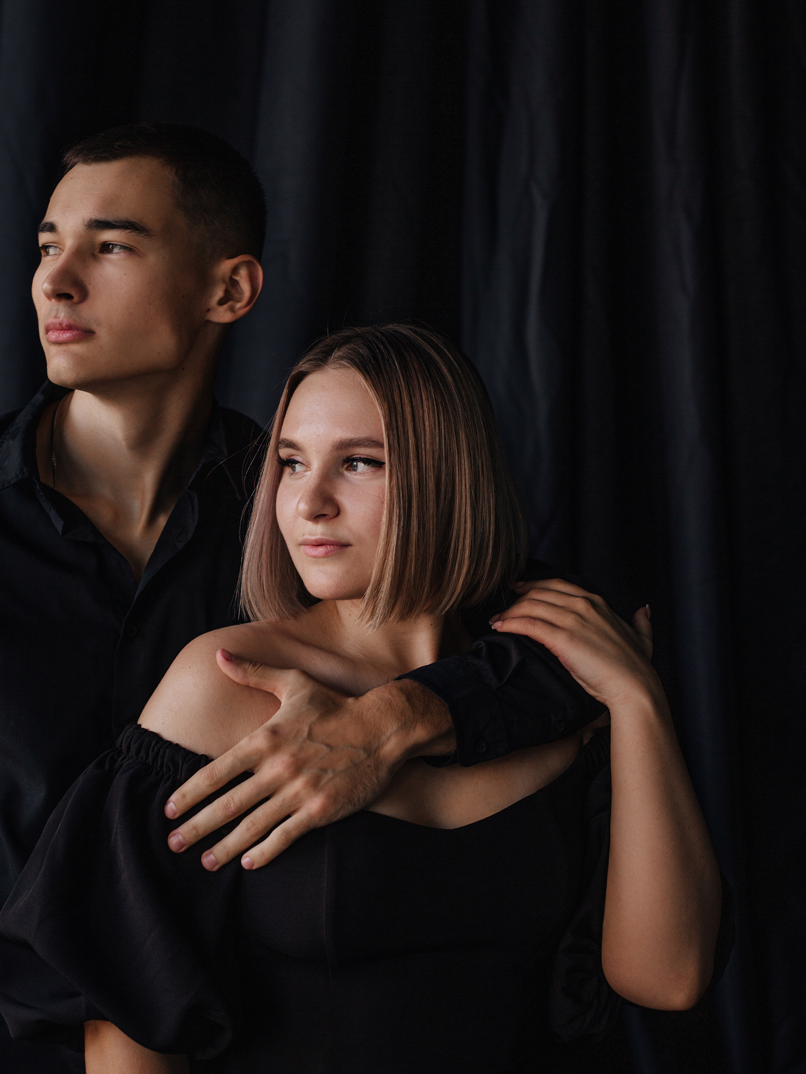 Предсвадебная съемка пары в темной фотостудии Челябинска. Свадебный фотограф Челябинск Зиненко Виктория