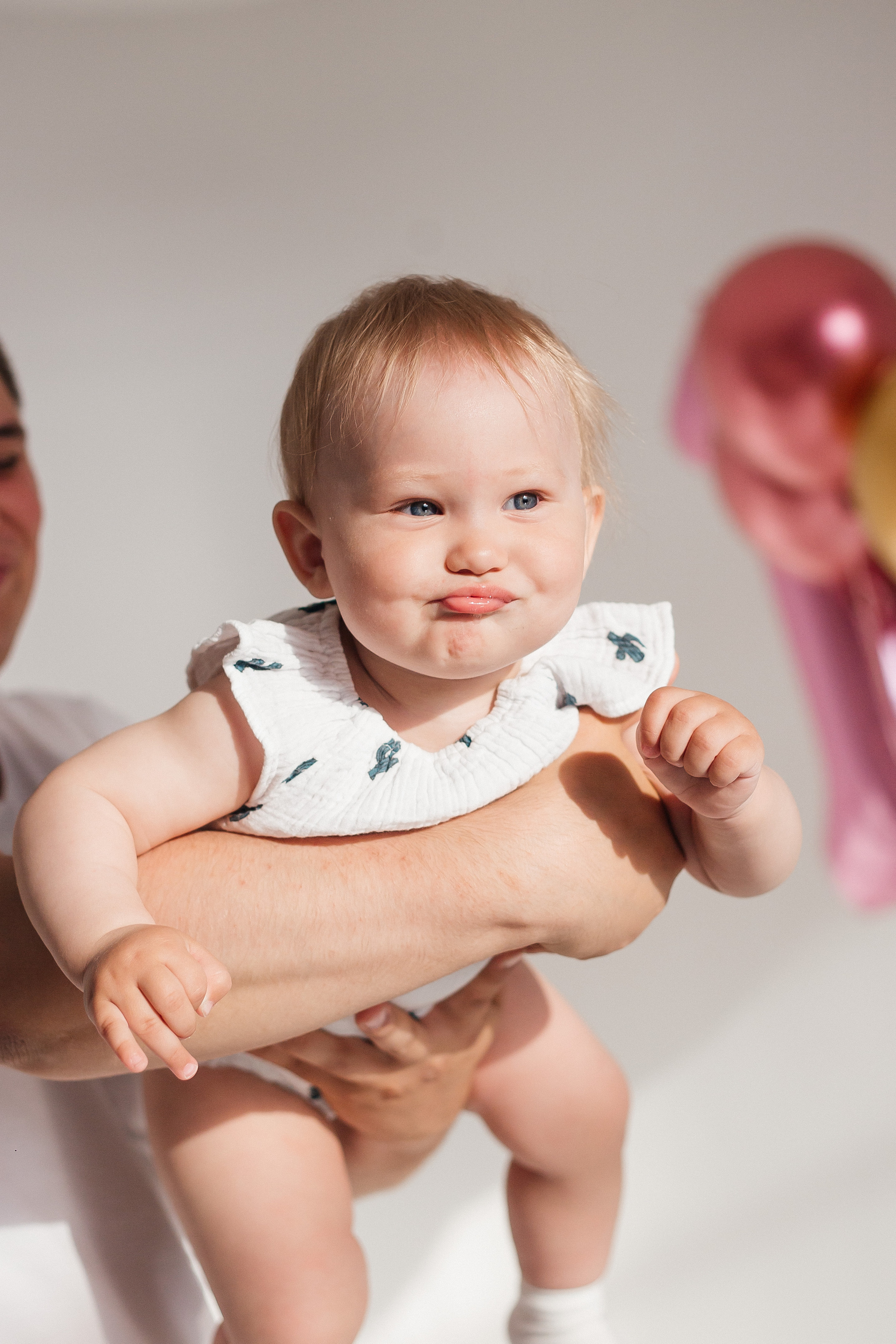 Фотосессия в честь годика Софии в фотостудии Челябинска. Свадебный фотограф Челябинск Зиненко Виктория