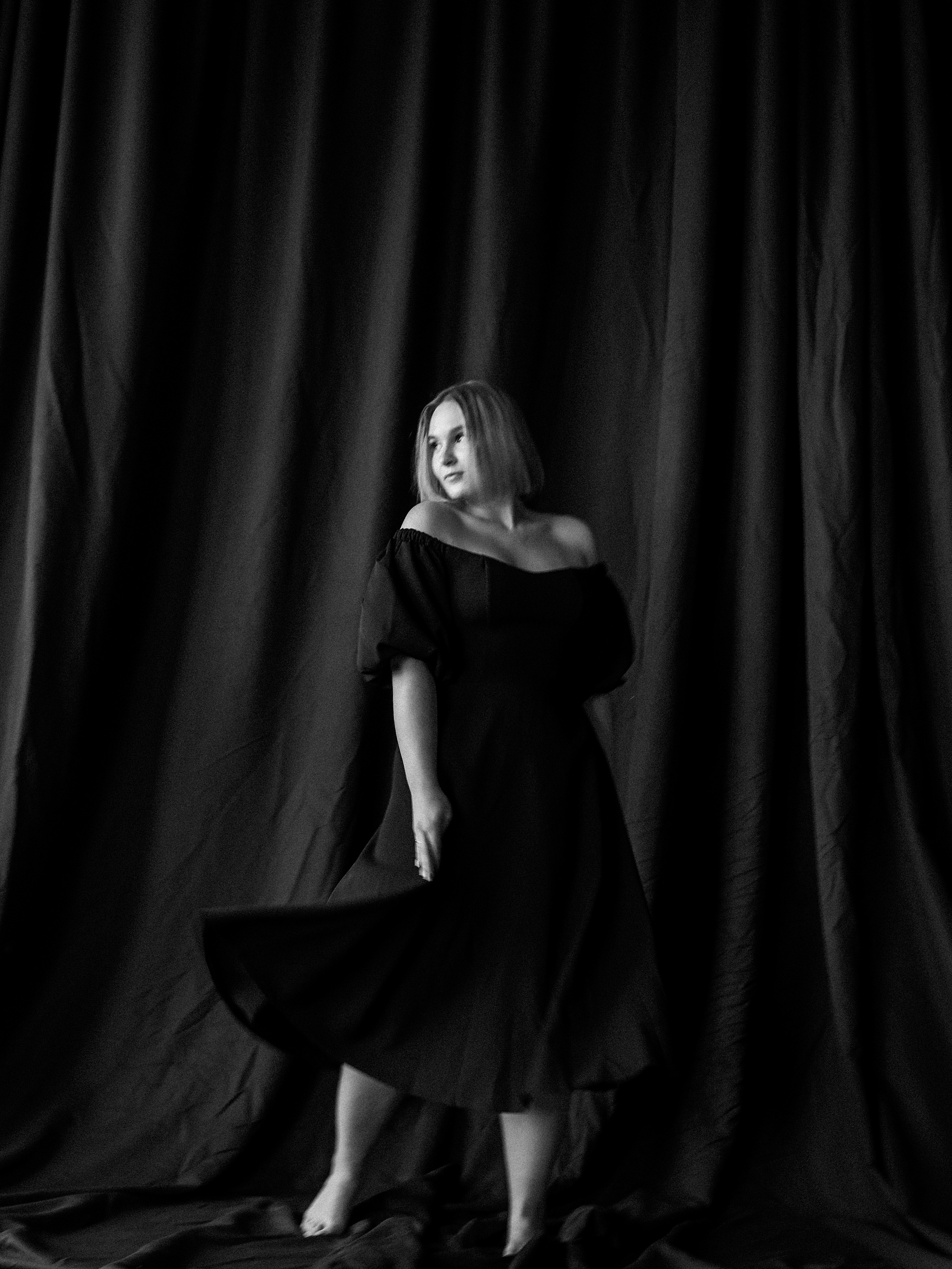 Предсвадебная съемка пары в темной фотостудии Челябинска. Свадебный фотограф Челябинск Зиненко Виктория