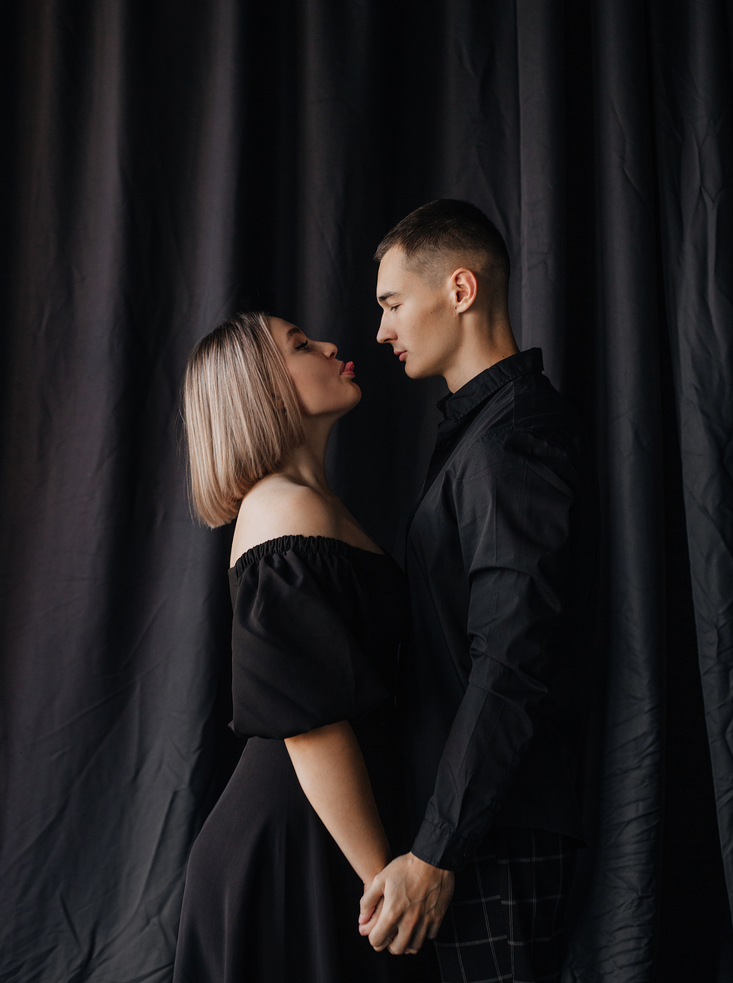 Предсвадебная съемка пары в темной фотостудии Челябинска. Свадебный фотограф Челябинск Зиненко Виктория