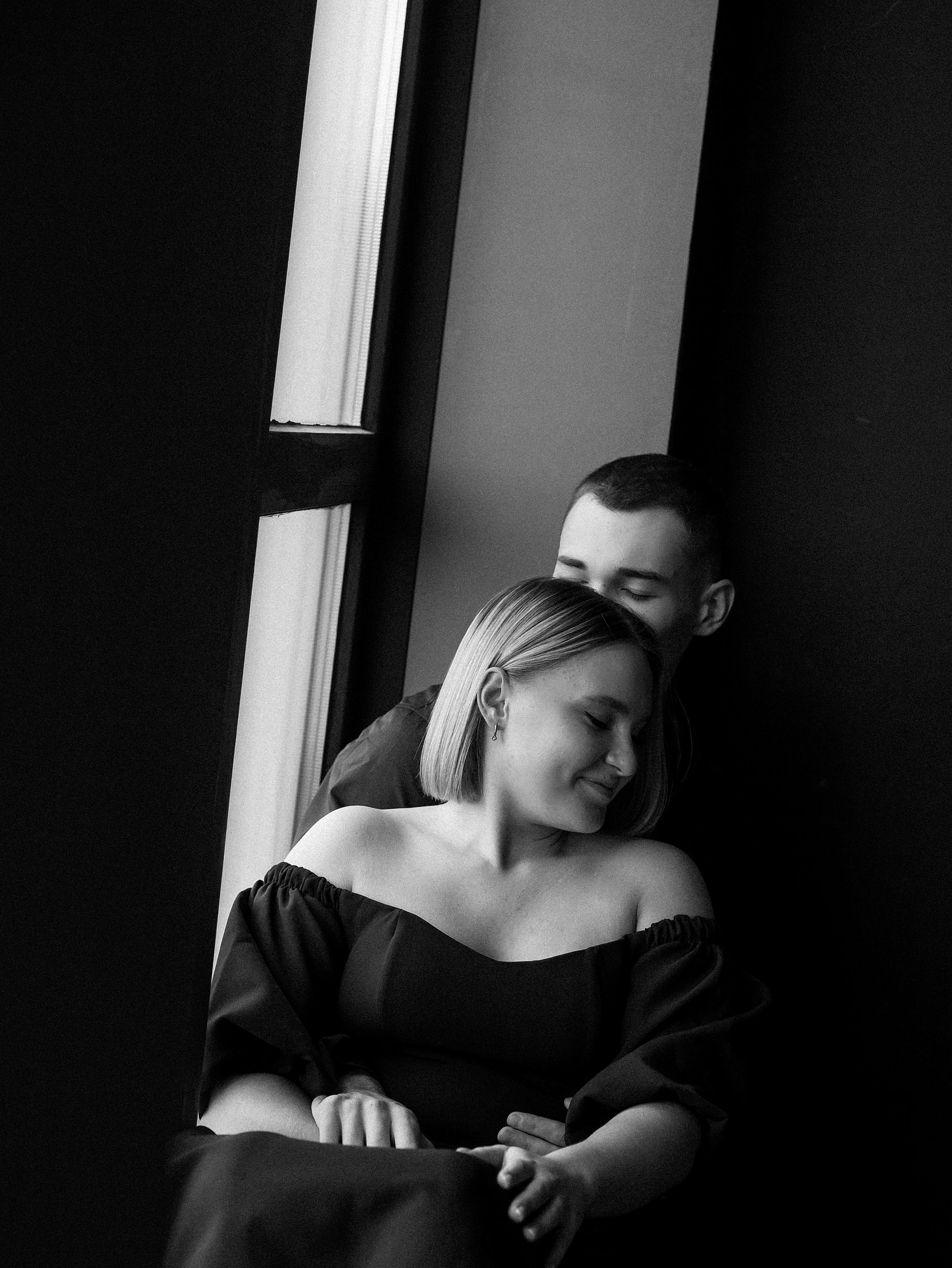 Предсвадебная съемка пары в темной фотостудии Челябинска. Свадебный фотограф Челябинск Зиненко Виктория