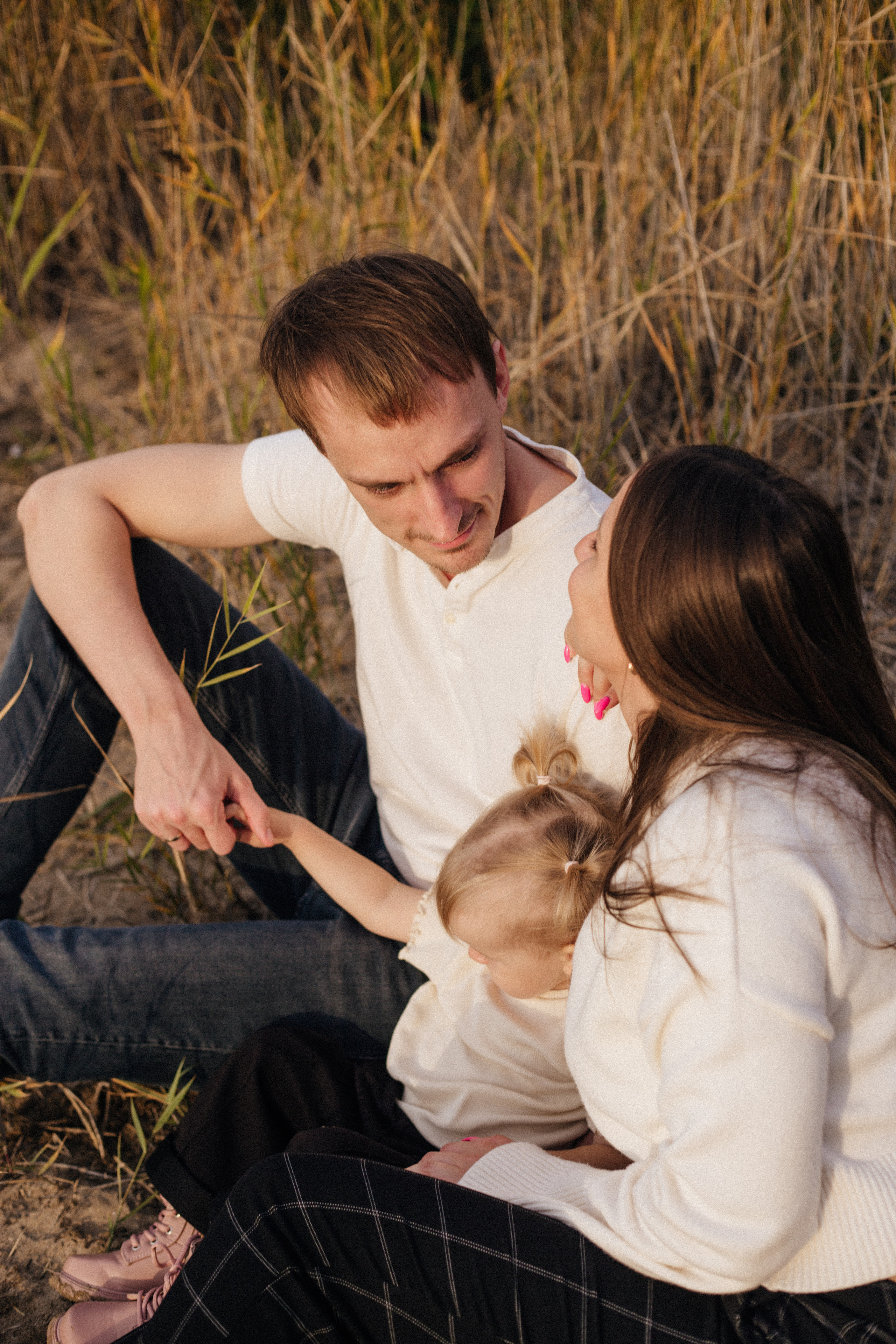 Прогулочная семейная фотосессия на берегу с ребенком. Свадебный фотограф Челябинск Зиненко Виктория