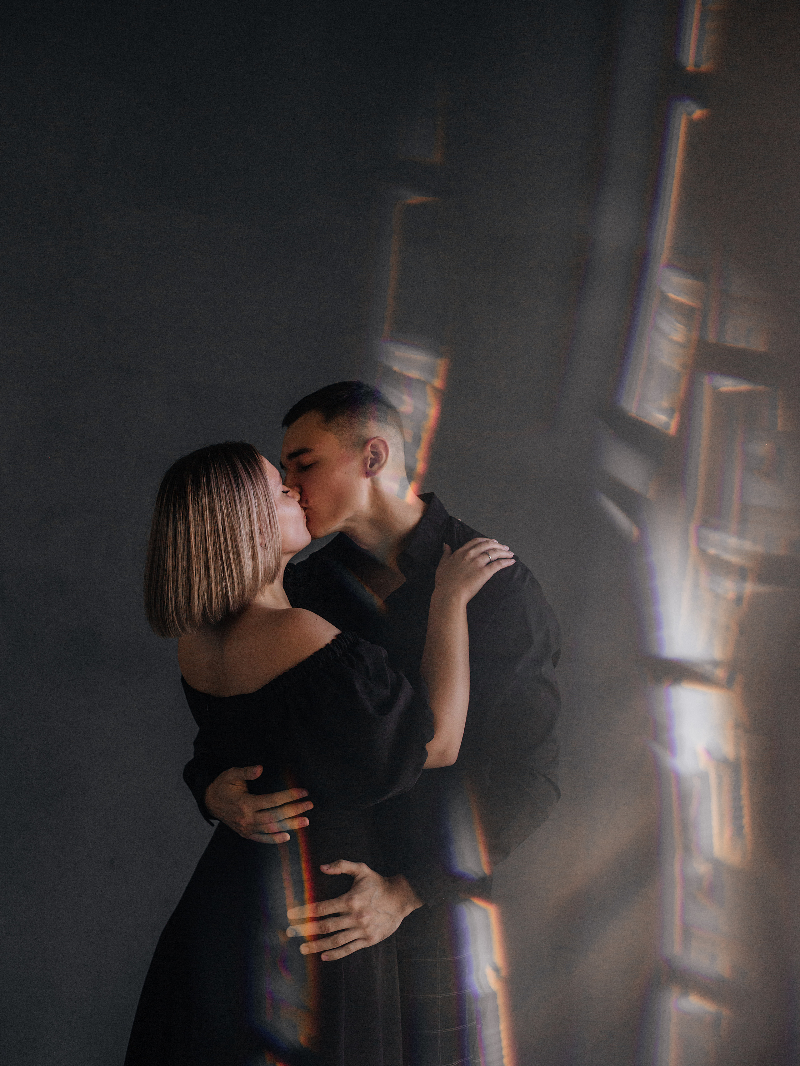 Предсвадебная съемка пары в темной фотостудии Челябинска. Свадебный фотограф Челябинск Зиненко Виктория