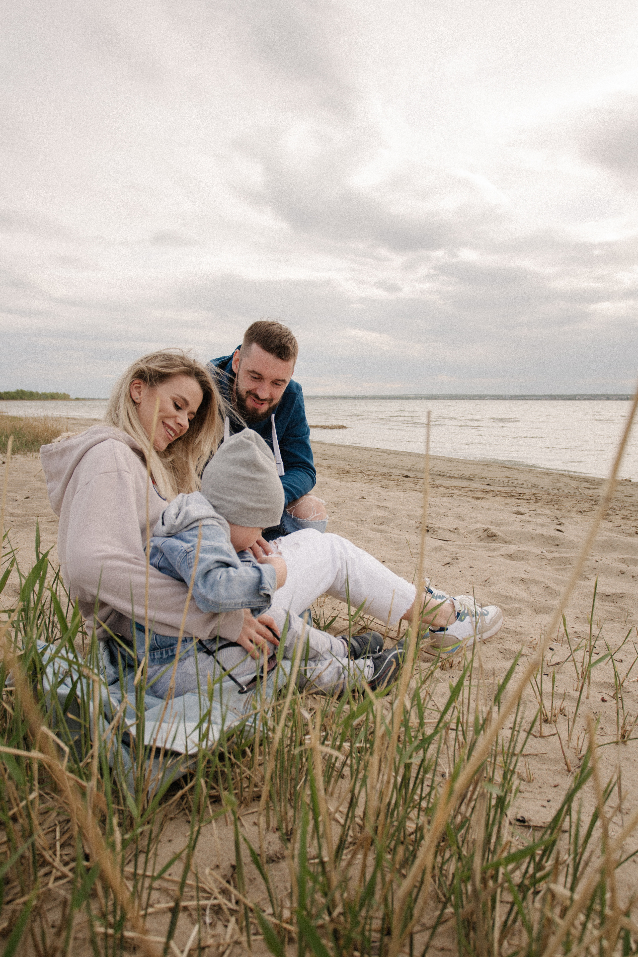 Прогулочная семейная съемка на берегу Смолино. Свадебный фотограф Челябинск Зиненко Виктория