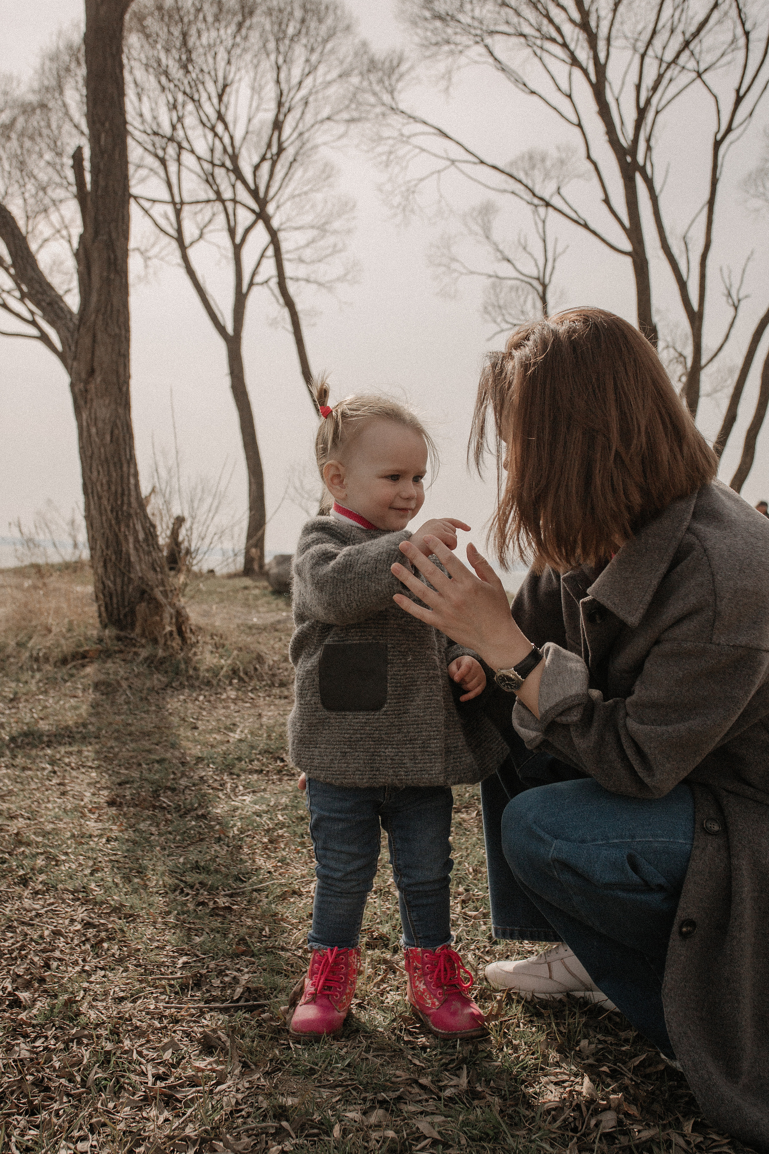 Прогулочная фотосессия мамы и дочери на берегу озера Смолино. Свадебный фотограф Челябинск Зиненко Виктория