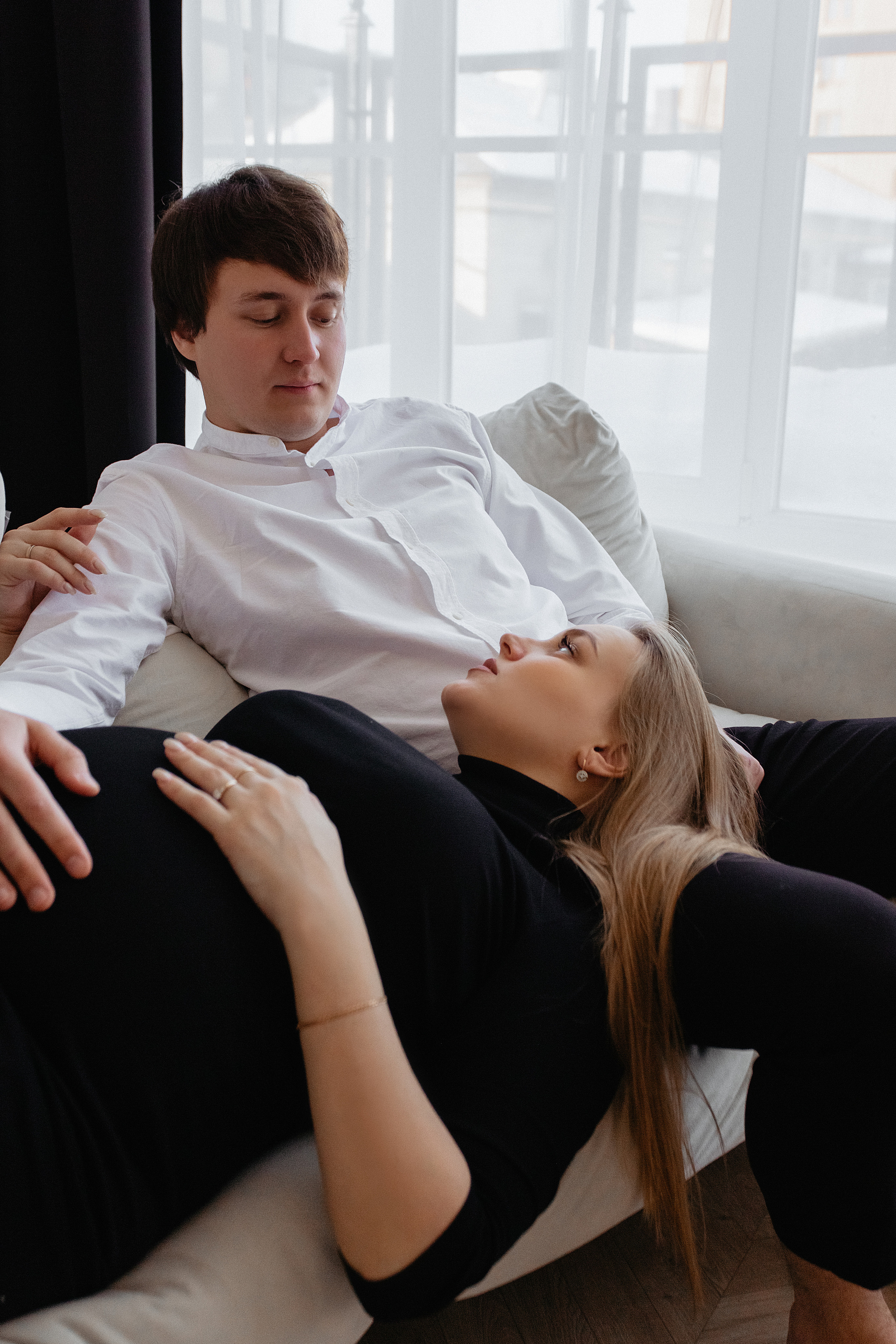 Фотостудия беременности для пары в минималистичной студии. Свадебный фотограф Челябинск Зиненко Виктория