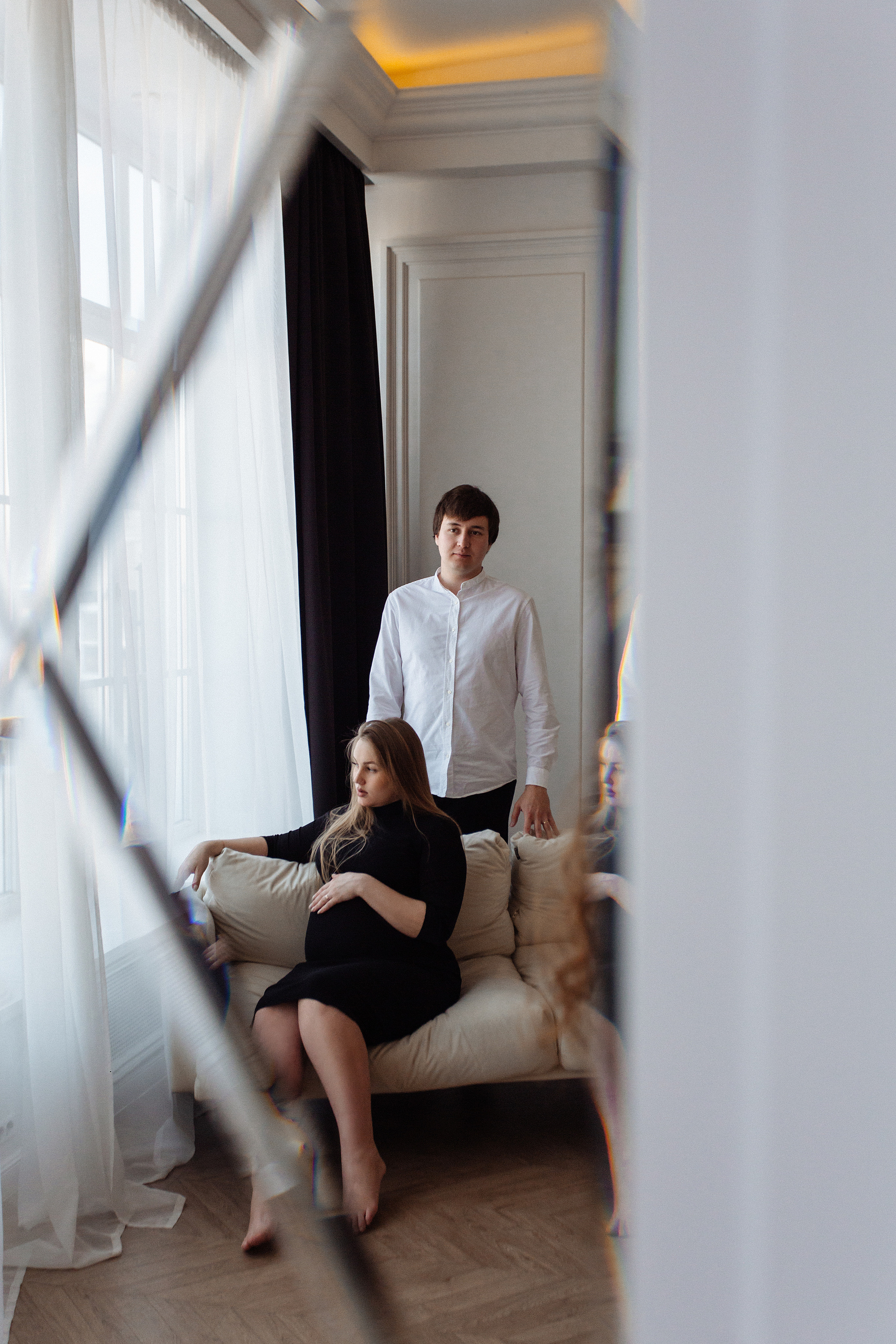 Фотостудия беременности для пары в минималистичной студии. Свадебный фотограф Челябинск Зиненко Виктория