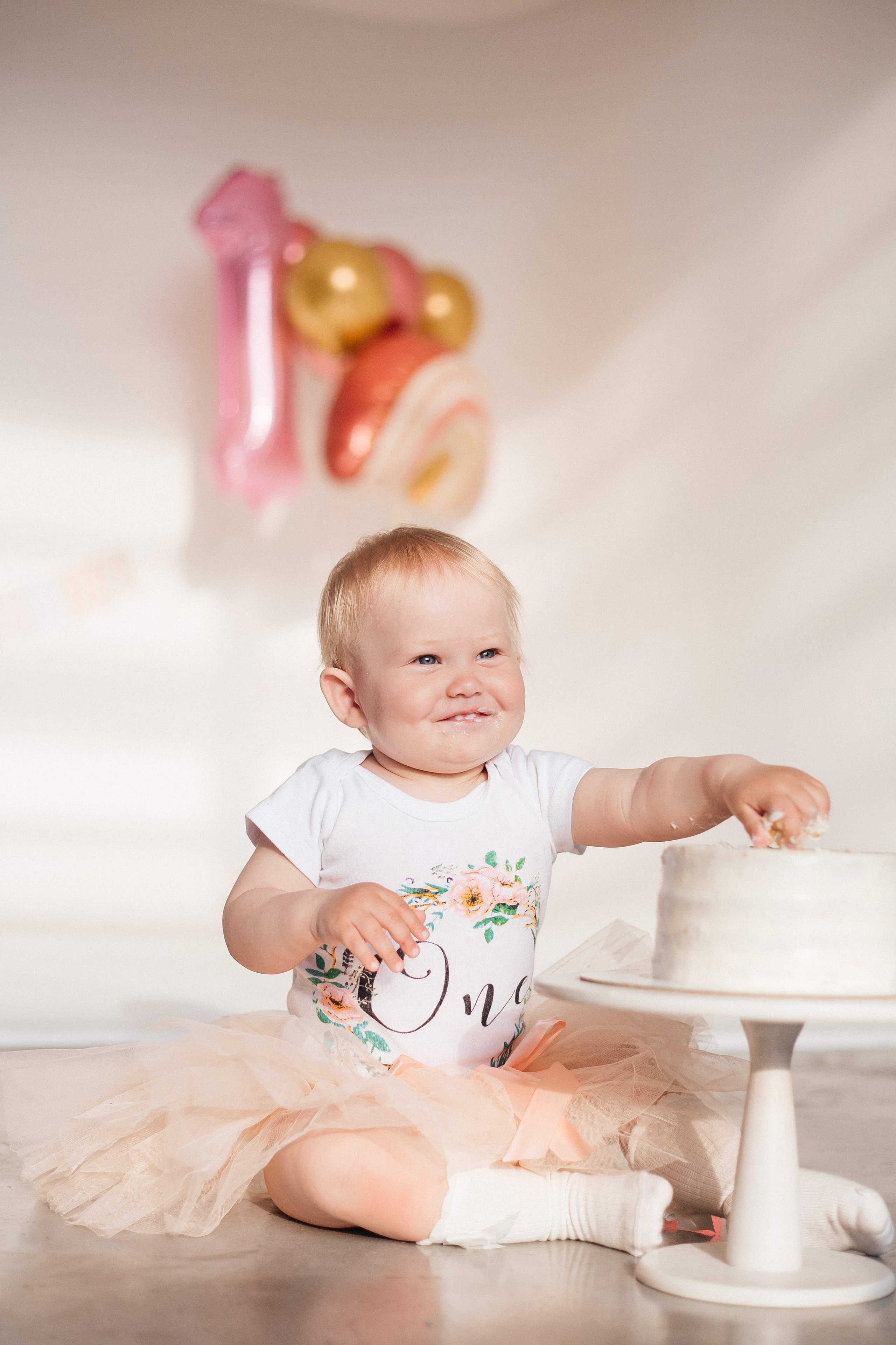 Фотосессия в честь годика Софии в фотостудии Челябинска. Свадебный фотограф Челябинск Зиненко Виктория