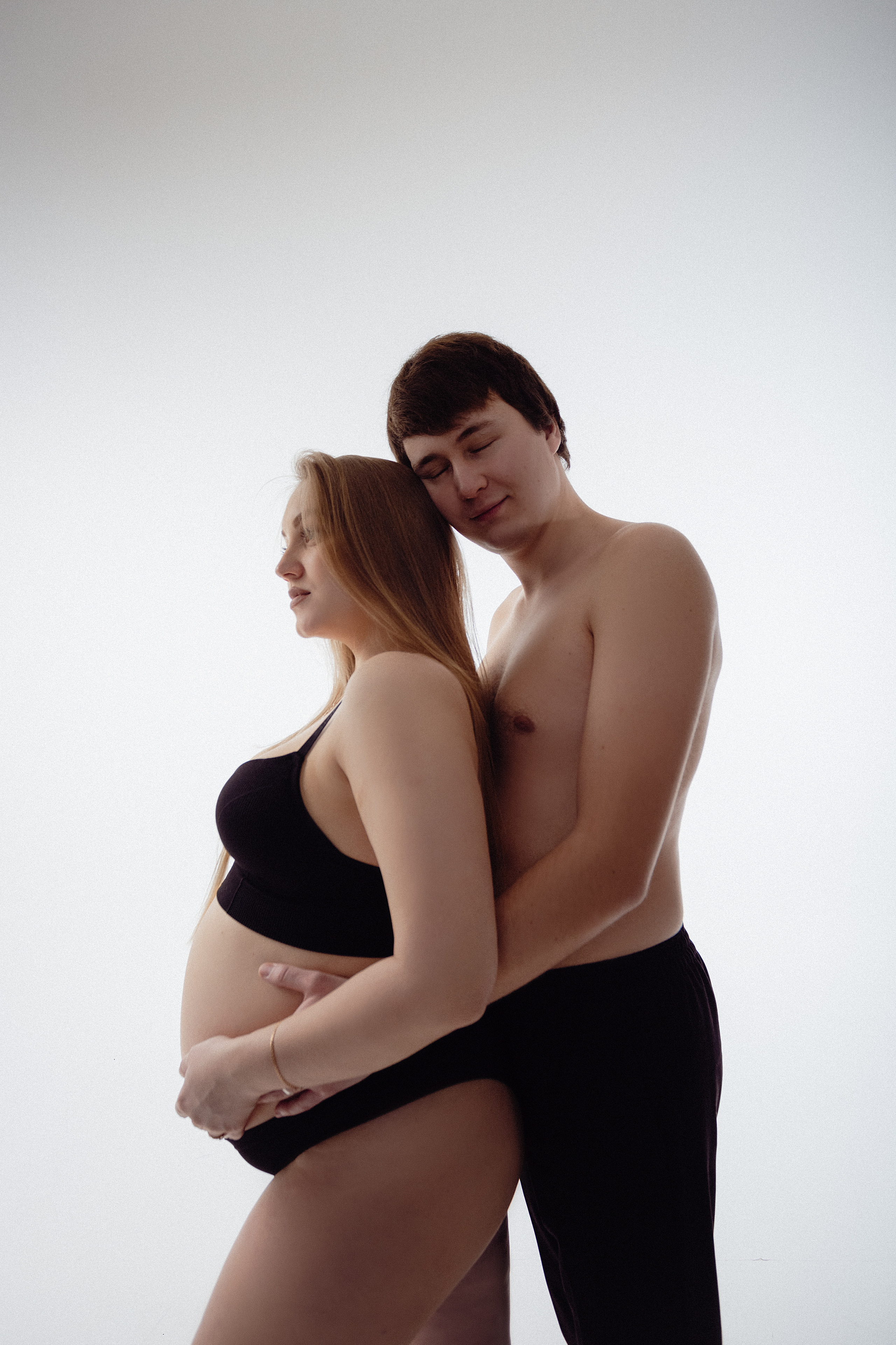 Фотостудия беременности для пары в минималистичной студии. Свадебный фотограф Челябинск Зиненко Виктория
