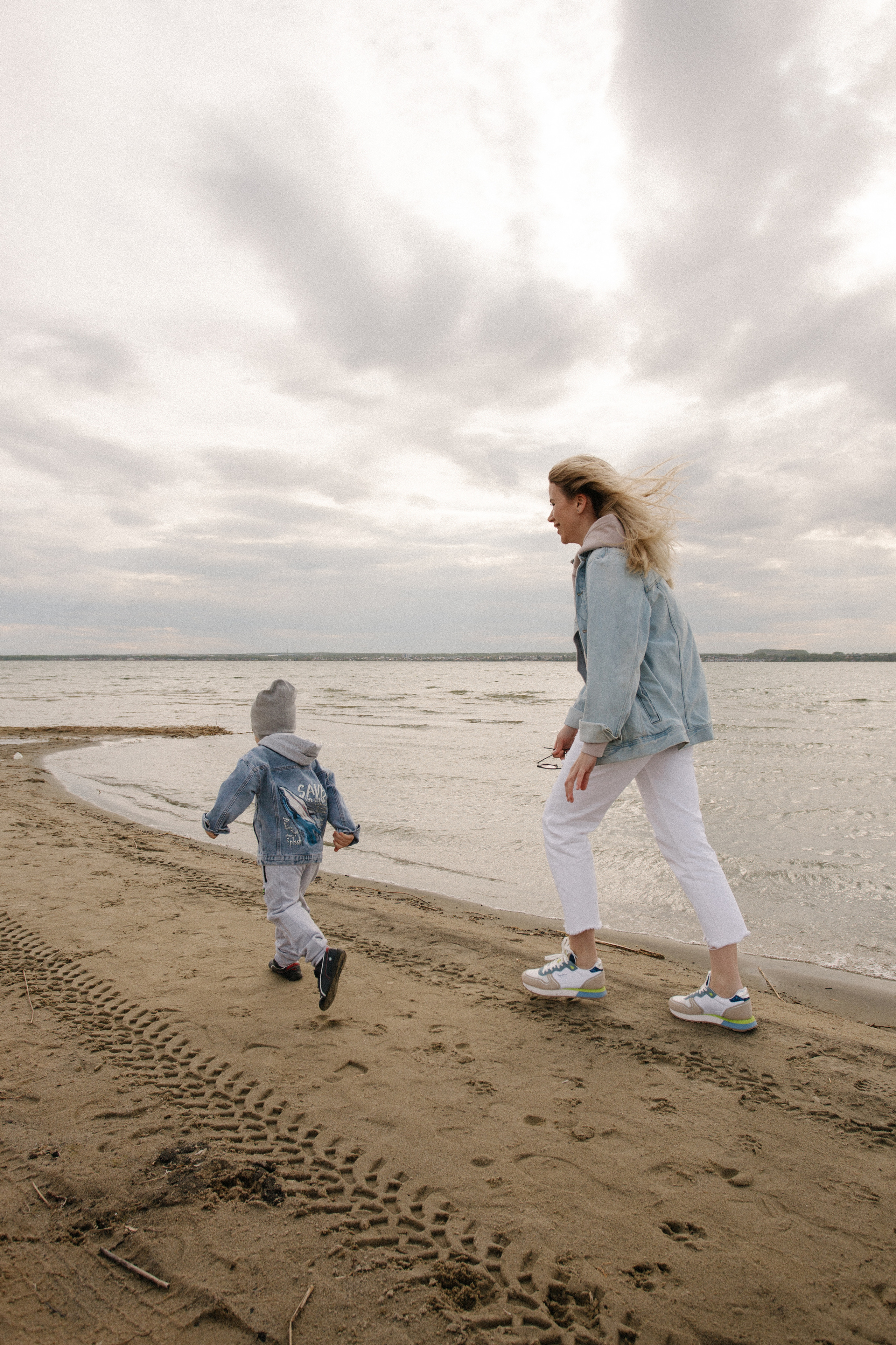 Прогулочная семейная съемка на берегу Смолино. Свадебный фотограф Челябинск Зиненко Виктория