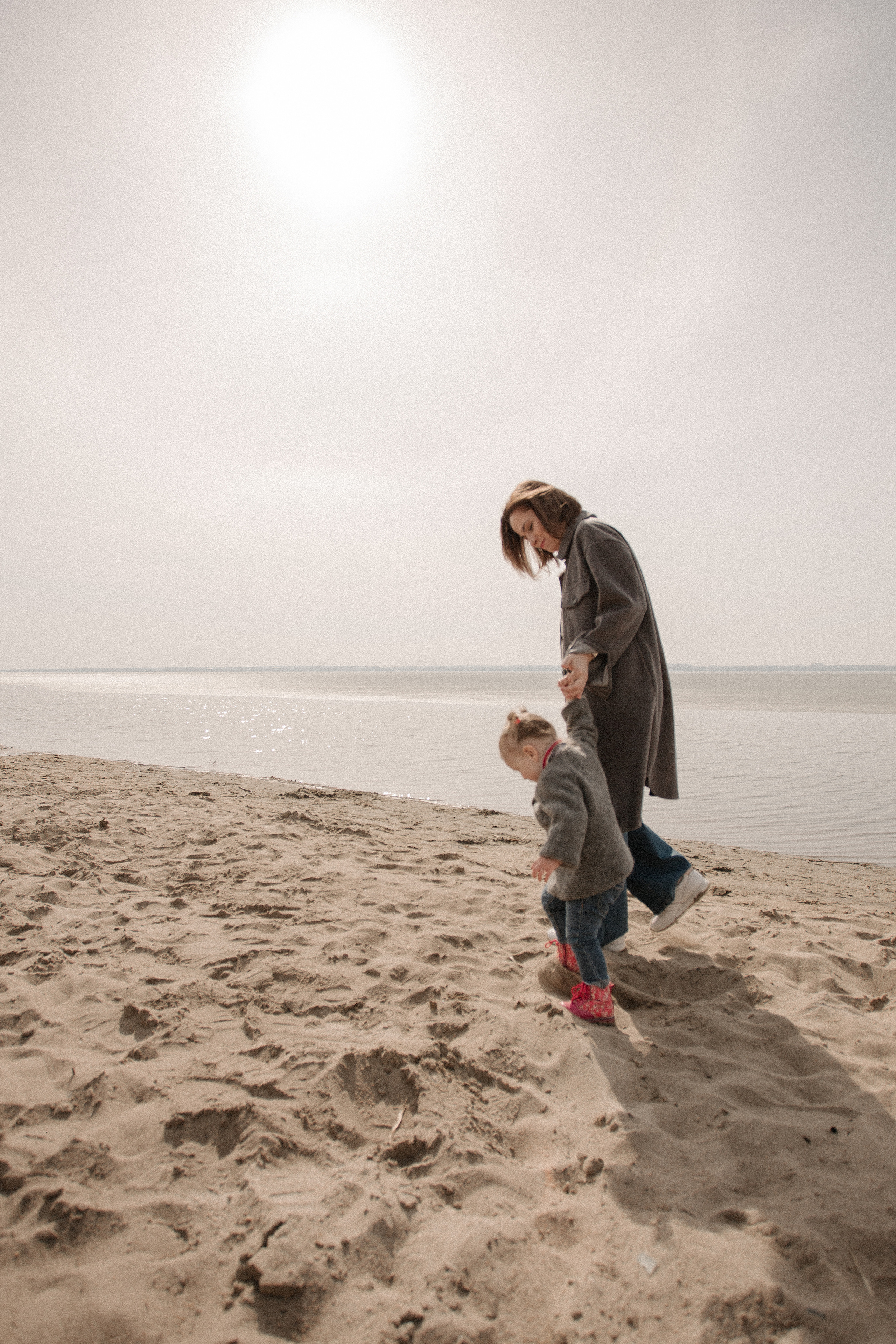 Прогулочная фотосессия мамы и дочери на берегу озера Смолино. Свадебный фотограф Челябинск Зиненко Виктория