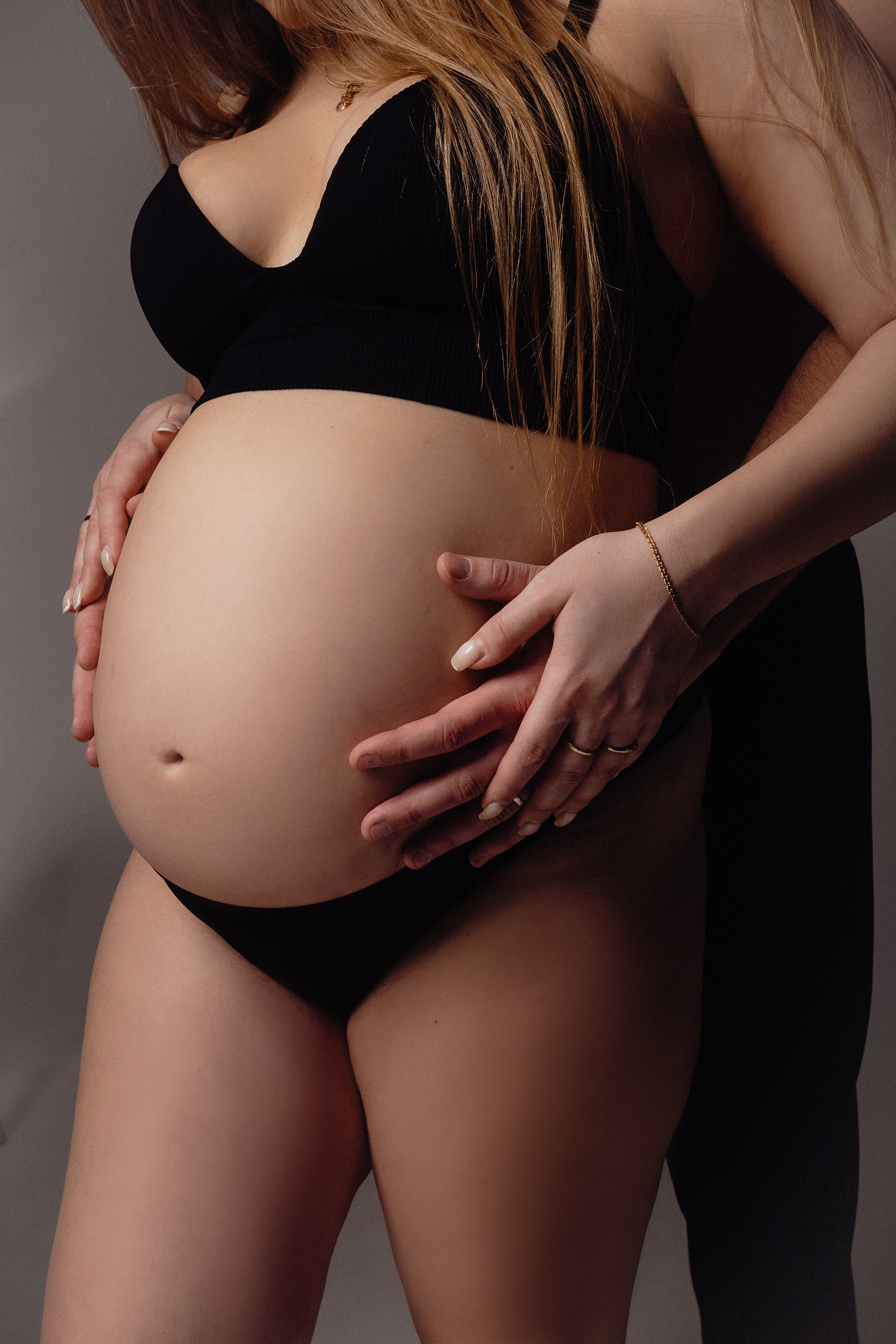 Фотостудия беременности для пары в минималистичной студии. Свадебный фотограф Челябинск Зиненко Виктория