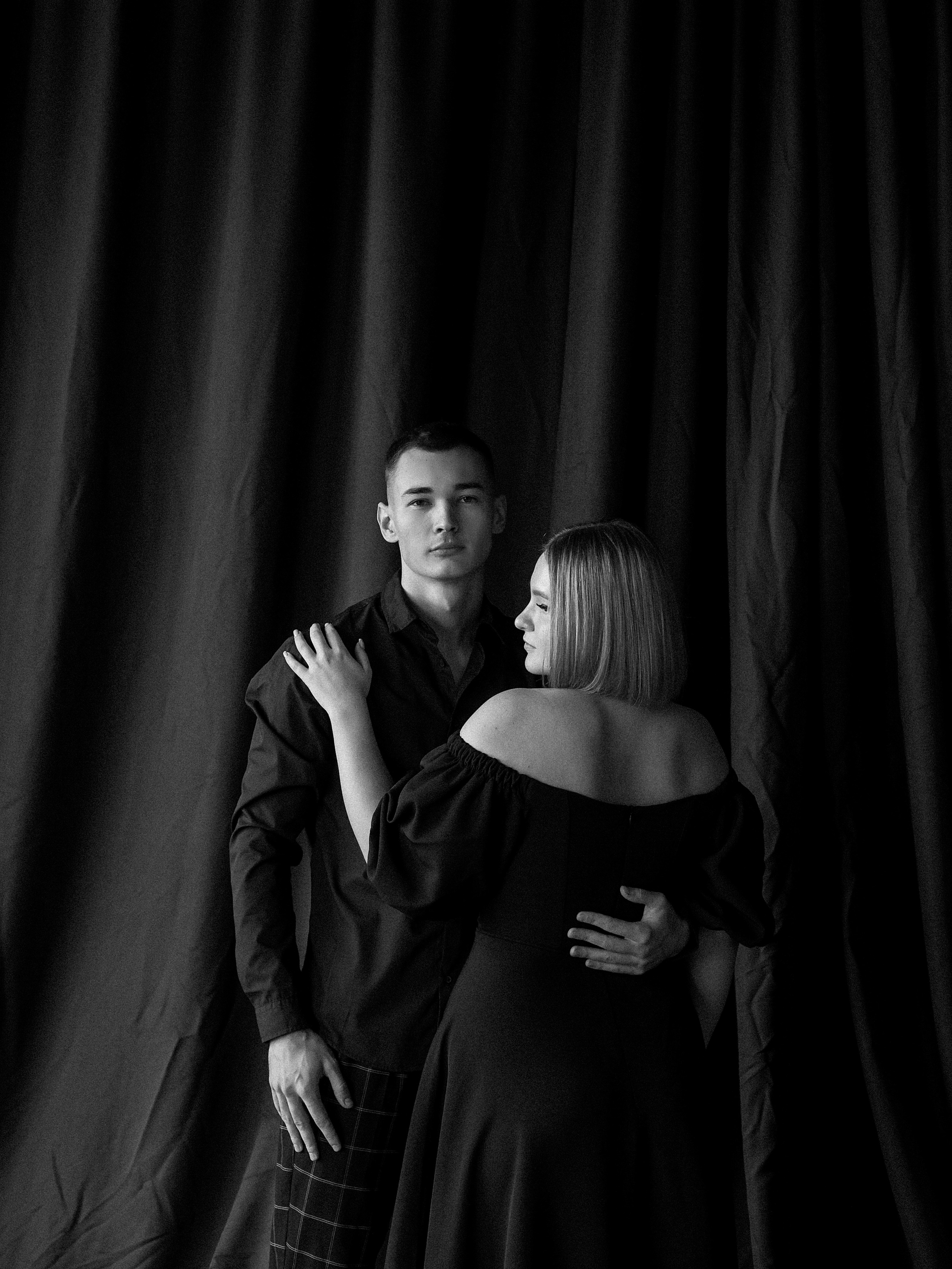 Предсвадебная съемка пары в темной фотостудии Челябинска. Свадебный фотограф Челябинск Зиненко Виктория