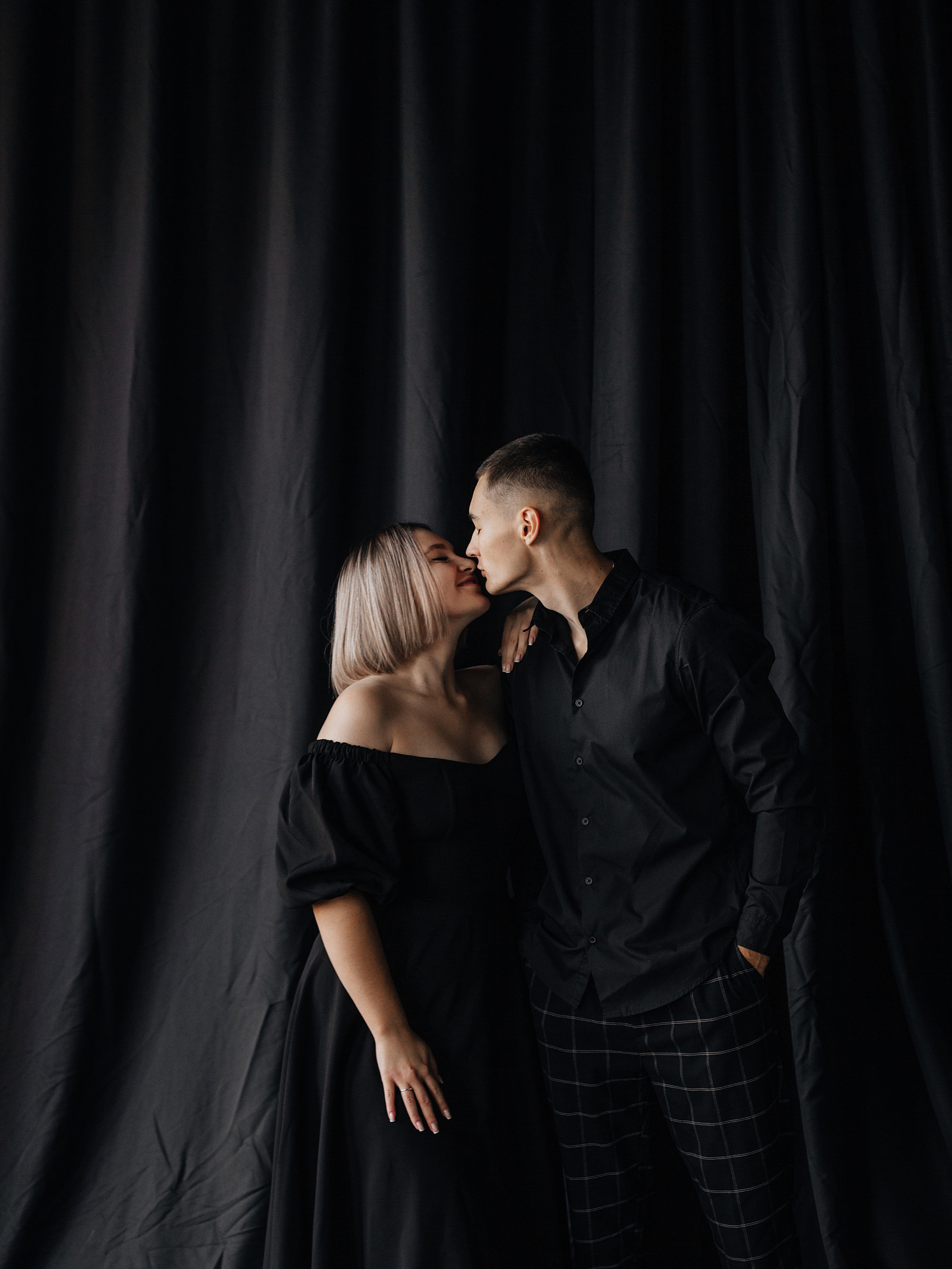 Предсвадебная съемка пары в темной фотостудии Челябинска. Свадебный фотограф Челябинск Зиненко Виктория