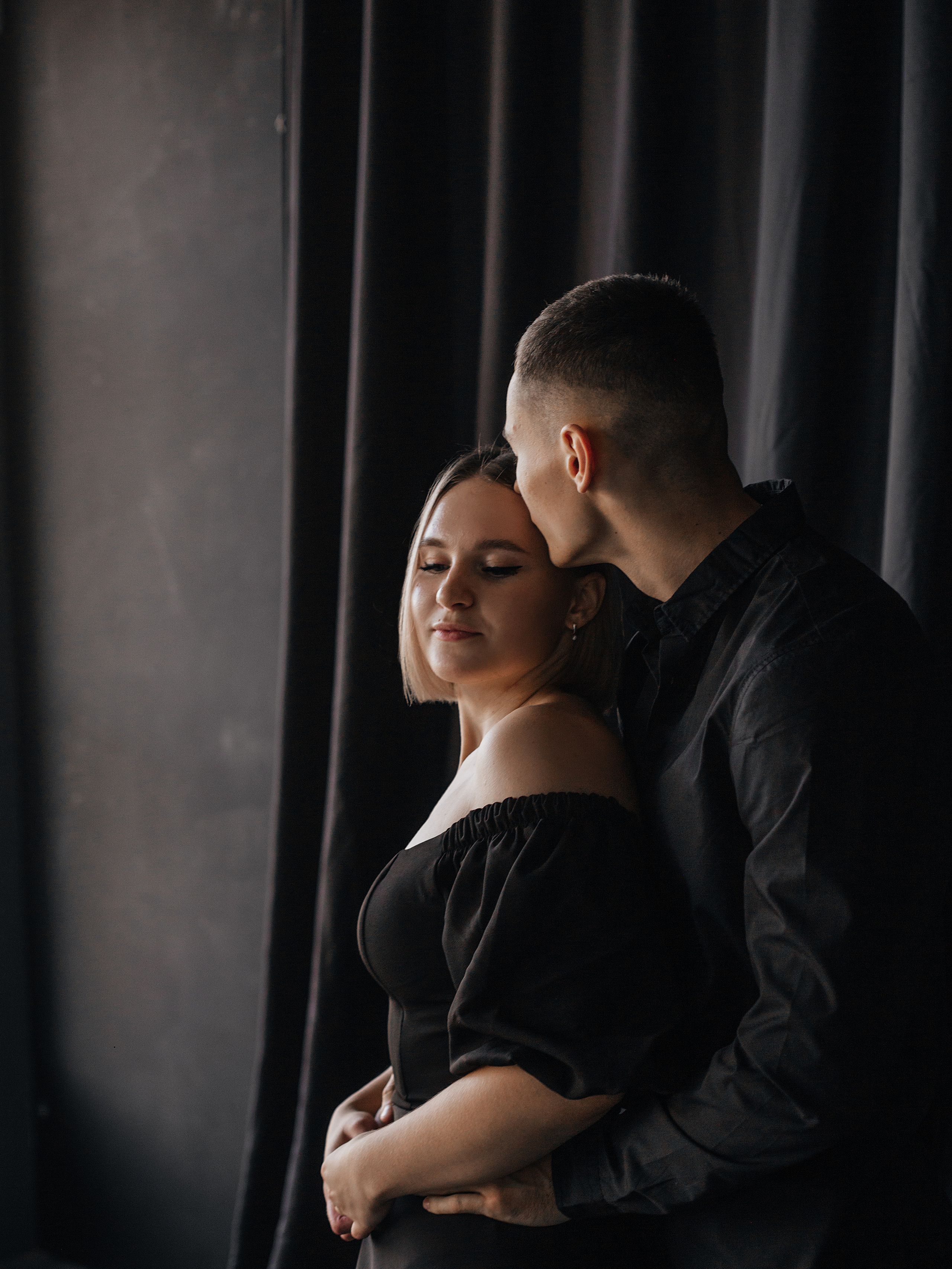 Предсвадебная съемка пары в темной фотостудии Челябинска. Свадебный фотограф Челябинск Зиненко Виктория