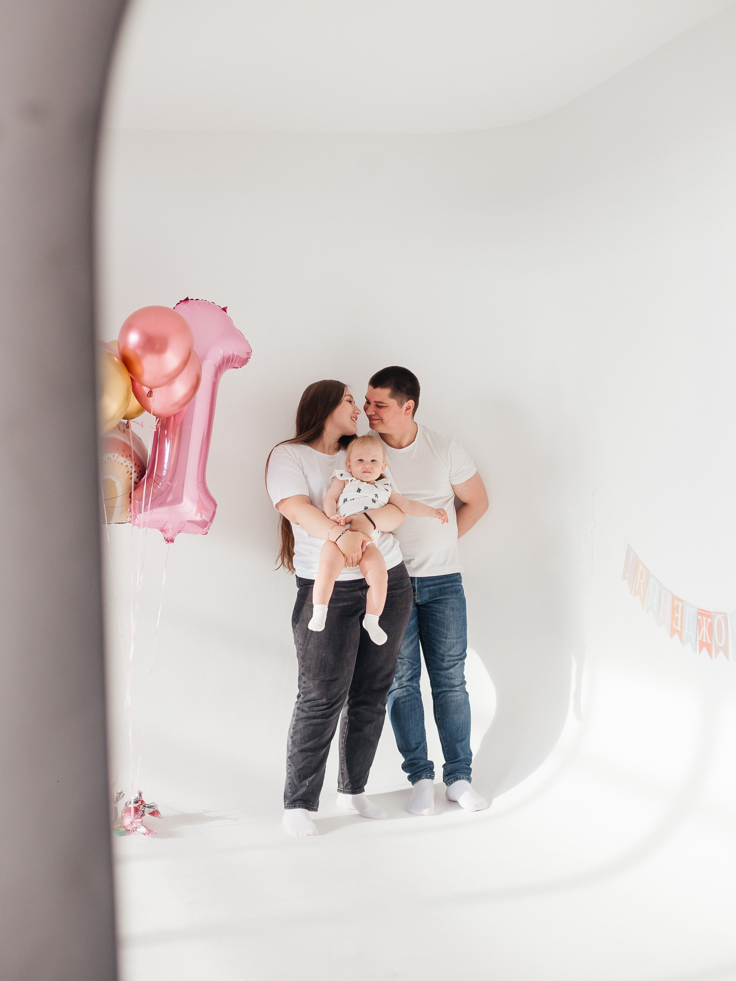 Фотосессия в честь годика Софии в фотостудии Челябинска. Свадебный фотограф Челябинск Зиненко Виктория