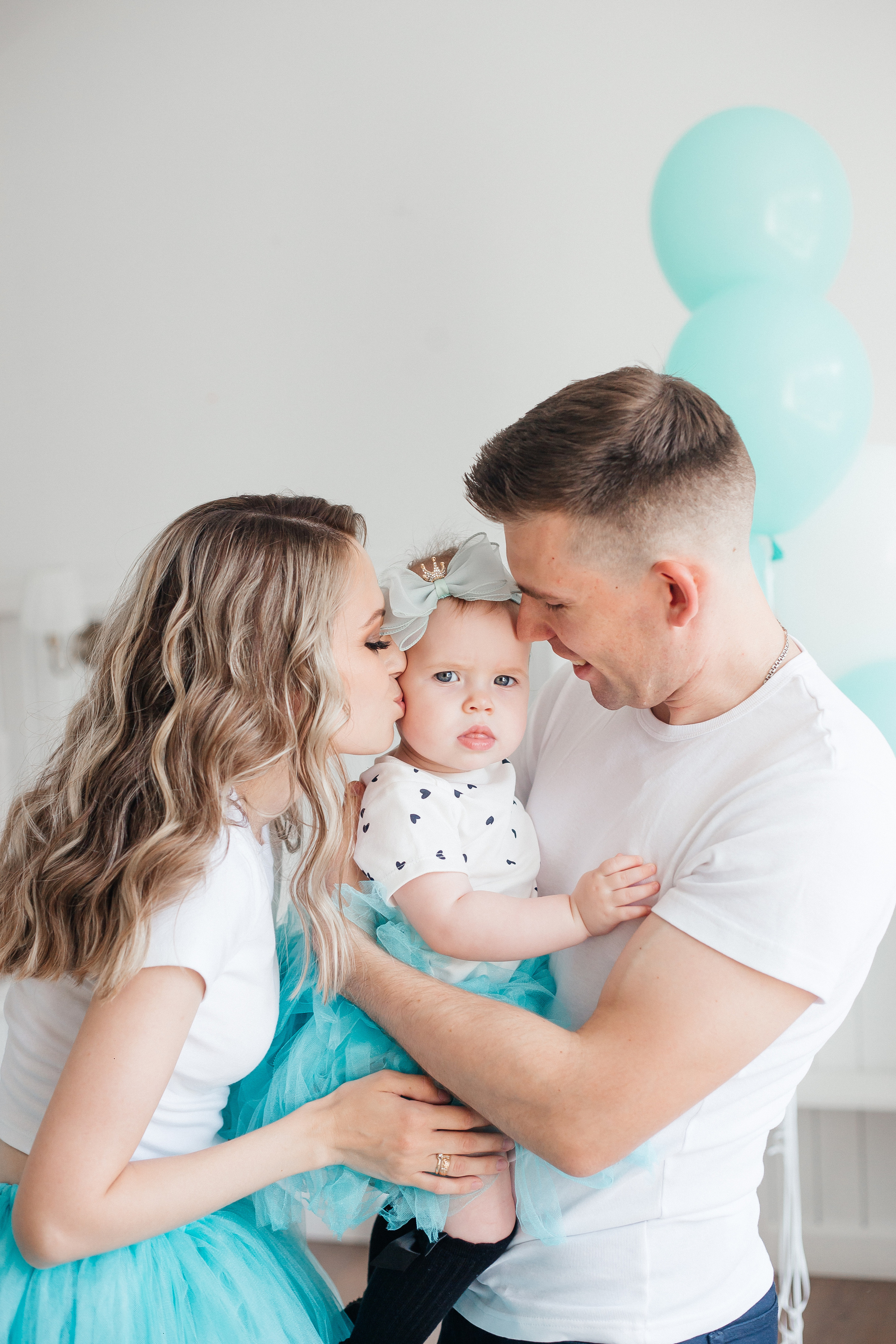 Семейная фотосессия с ребенком в детской фотостудии Челябинска. Свадебный фотограф Челябинск Зиненко Виктория