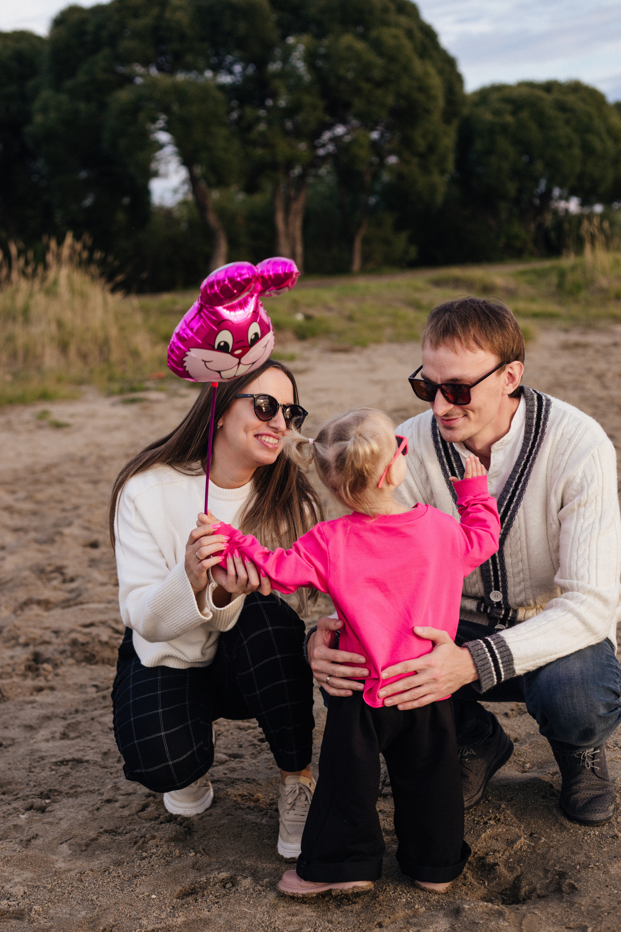 Прогулочная семейная фотосессия на берегу с ребенком. Свадебный фотограф Челябинск Зиненко Виктория
