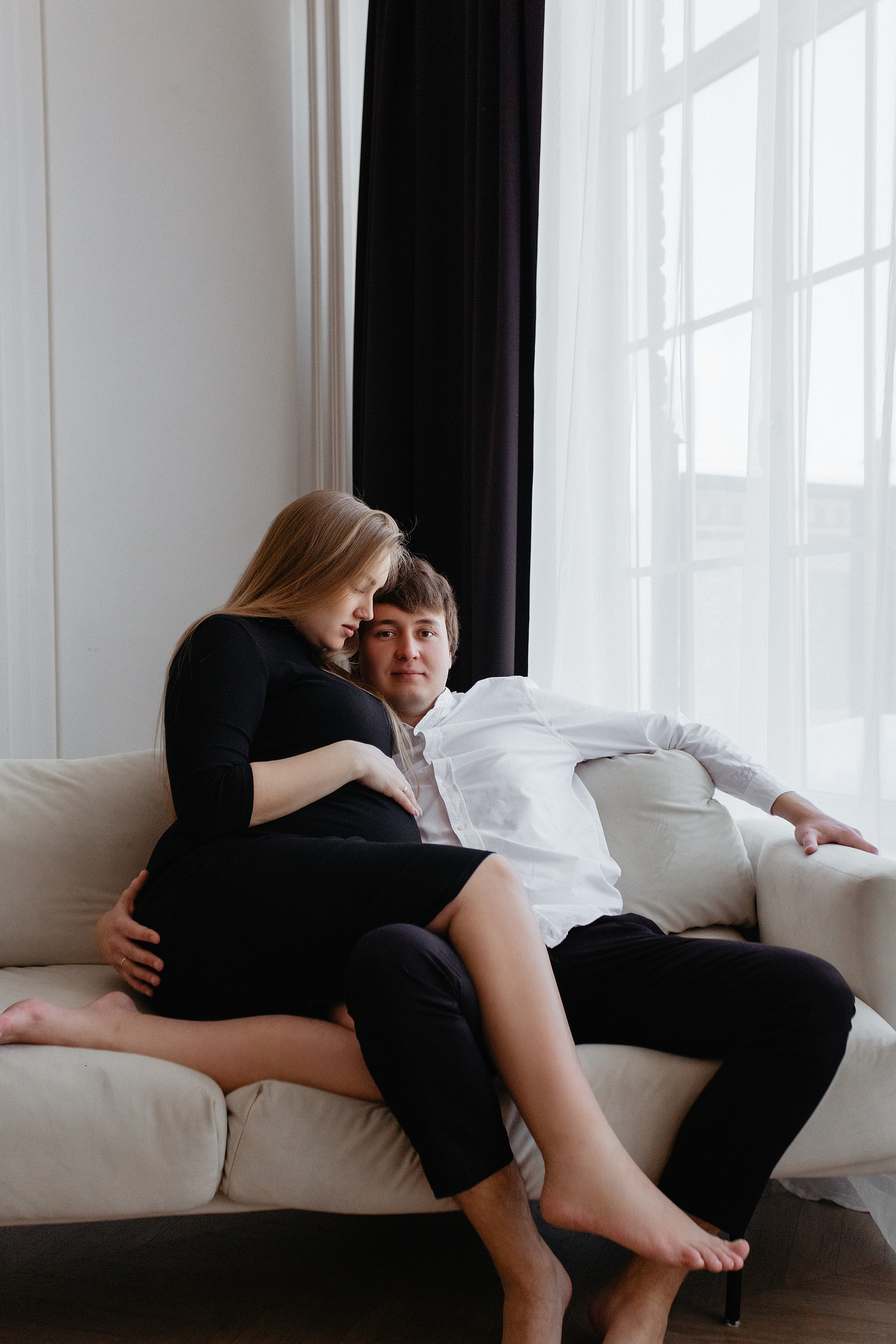 Фотостудия беременности для пары в минималистичной студии. Свадебный фотограф Челябинск Зиненко Виктория