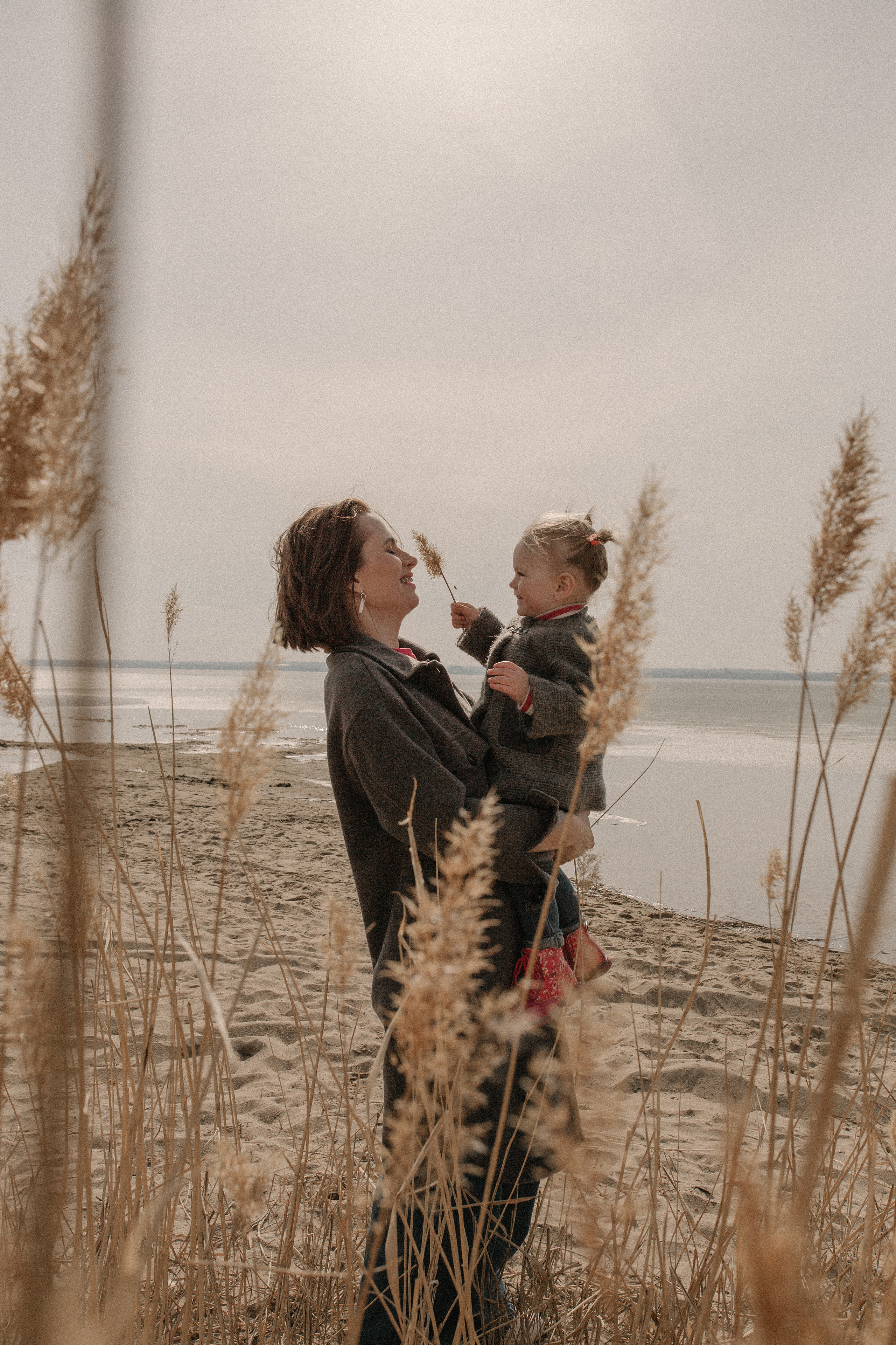 Прогулочная фотосессия мамы и дочери на берегу озера Смолино. Свадебный фотограф Челябинск Зиненко Виктория