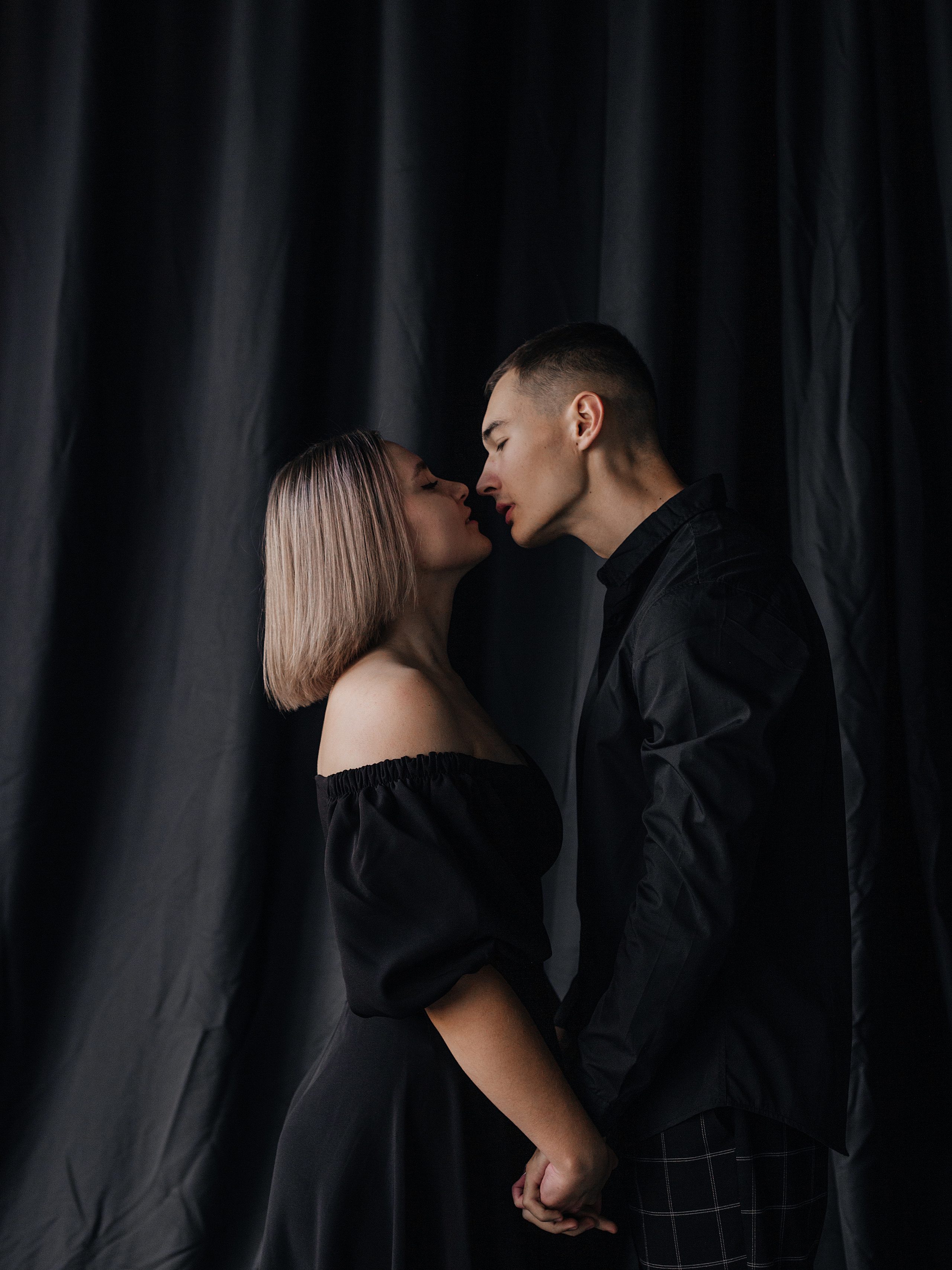 Предсвадебная съемка пары в темной фотостудии Челябинска. Свадебный фотограф Челябинск Зиненко Виктория