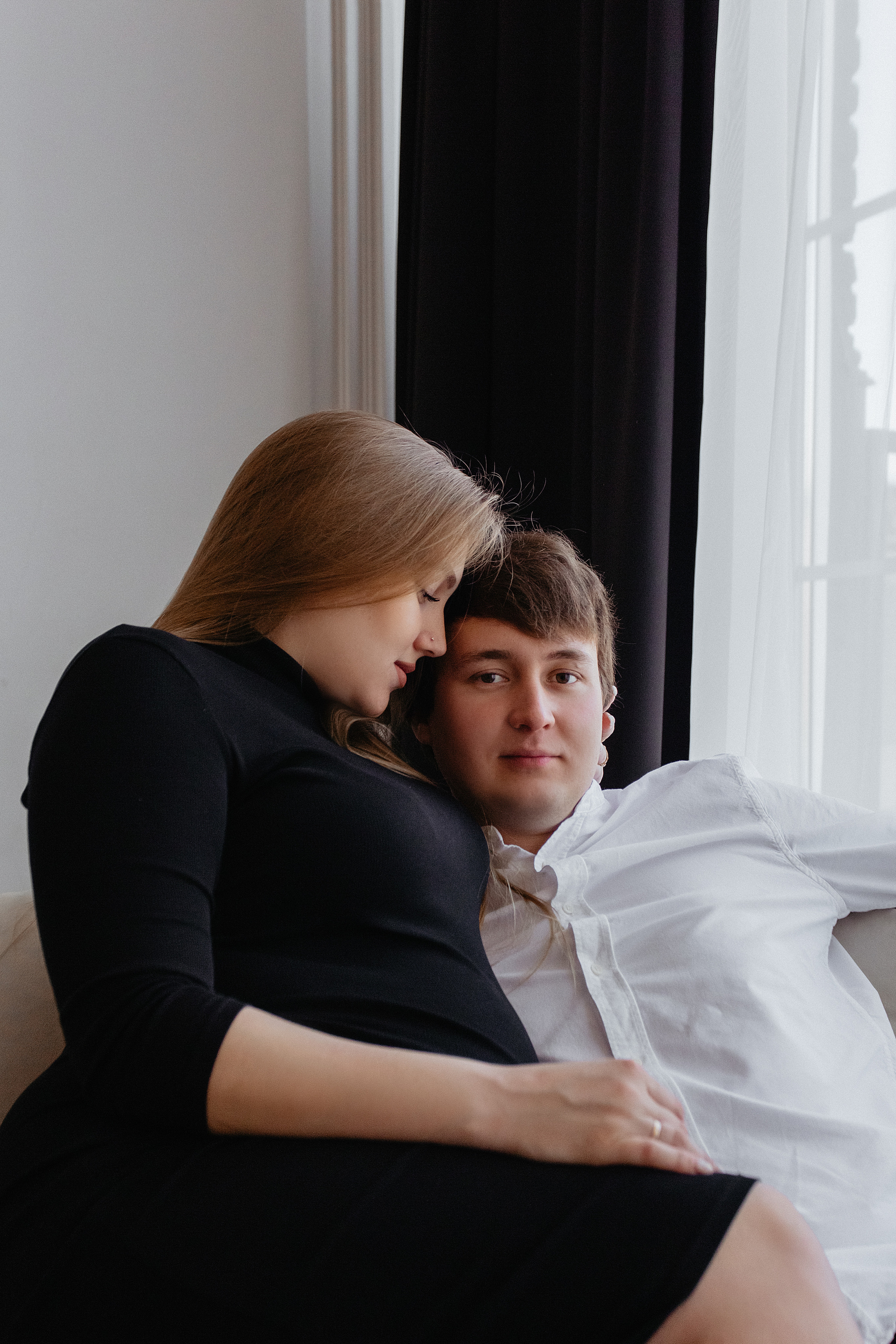 Фотостудия беременности для пары в минималистичной студии. Свадебный фотограф Челябинск Зиненко Виктория