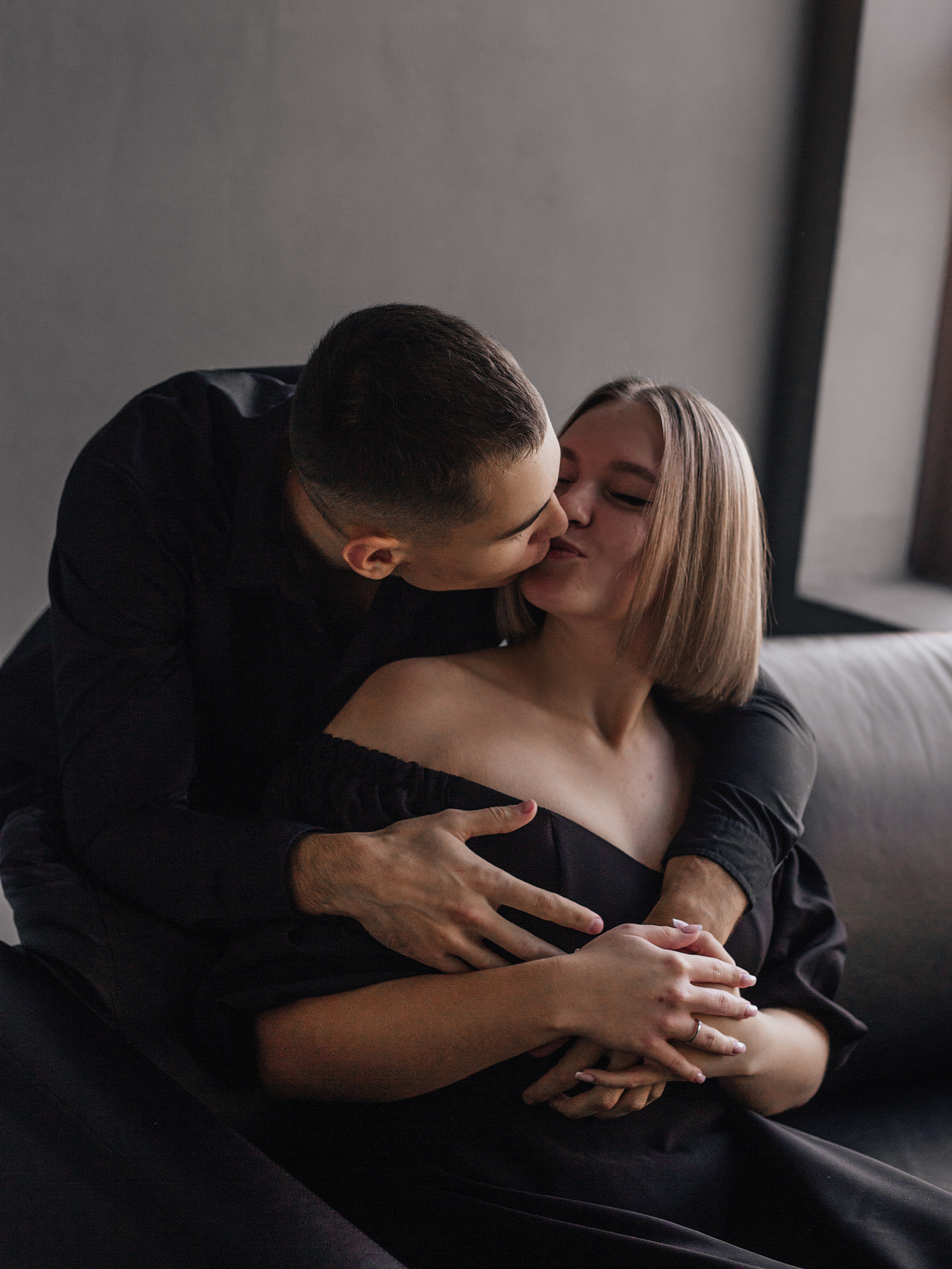 Предсвадебная съемка пары в темной фотостудии Челябинска. Свадебный фотограф Челябинск Зиненко Виктория