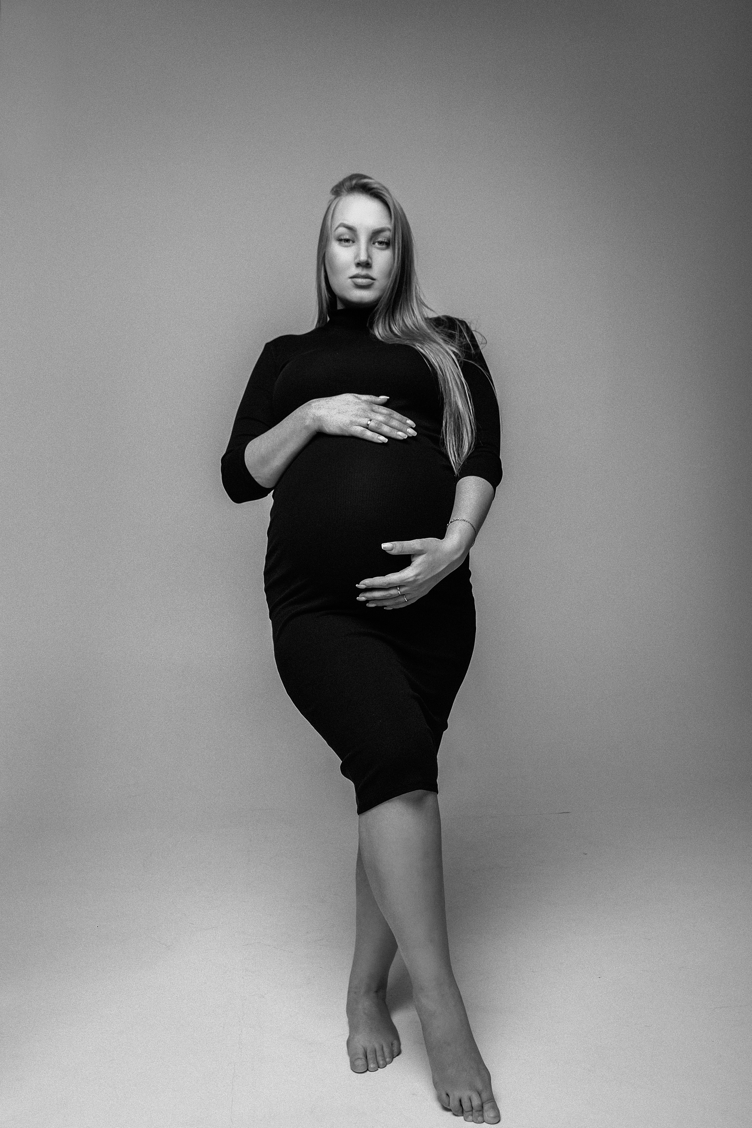 Фотостудия беременности для пары в минималистичной студии. Свадебный фотограф Челябинск Зиненко Виктория