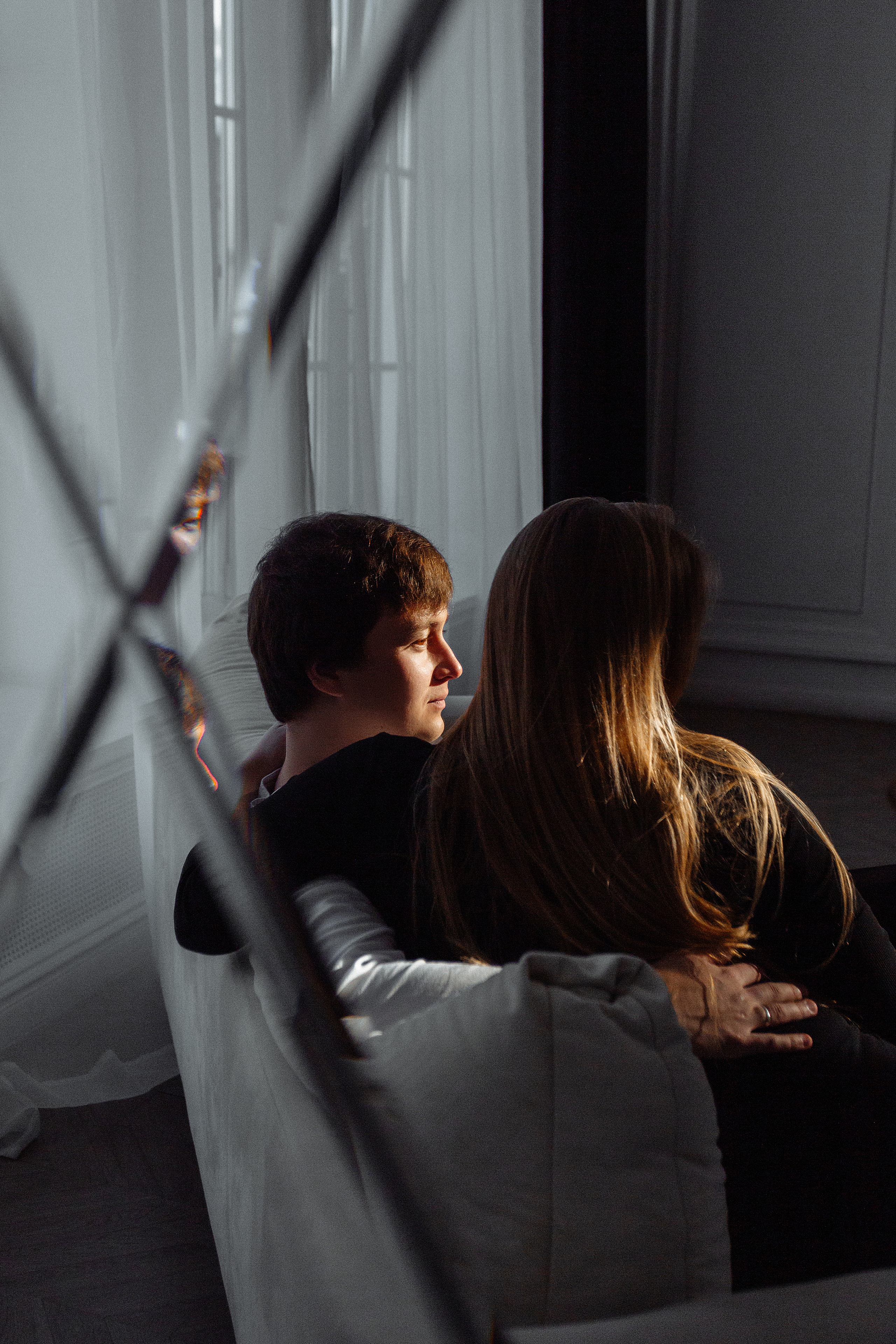 Фотостудия беременности для пары в минималистичной студии. Свадебный фотограф Челябинск Зиненко Виктория