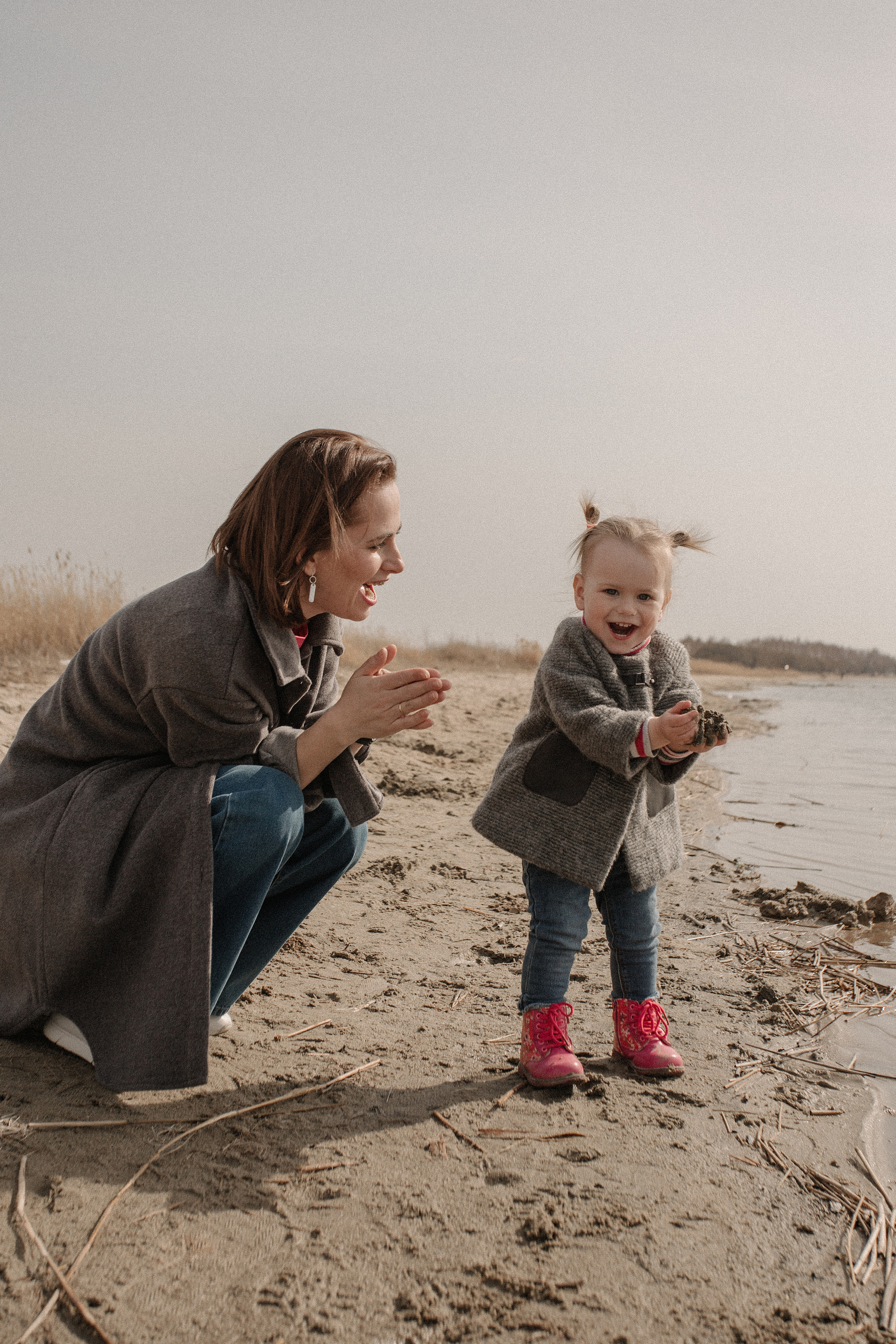 Прогулочная фотосессия мамы и дочери на берегу озера Смолино. Свадебный фотограф Челябинск Зиненко Виктория