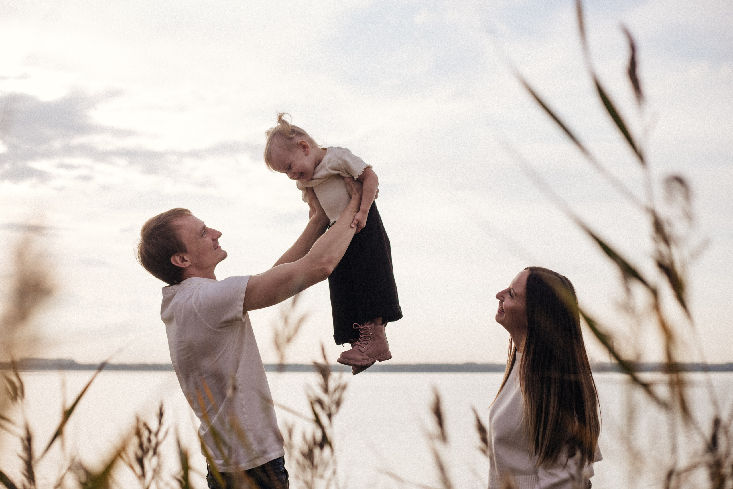 Прогулочная семейная фотосессия на берегу с ребенком. Свадебный фотограф Челябинск Зиненко Виктория