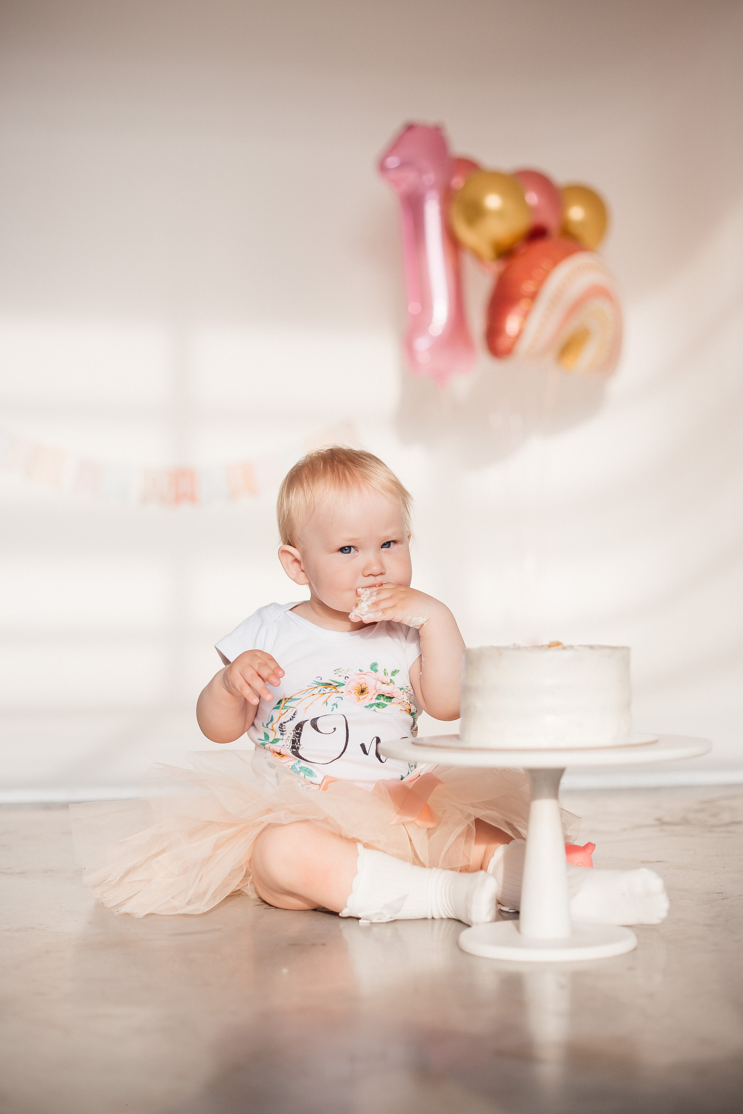 Фотосессия в честь годика Софии в фотостудии Челябинска. Свадебный фотограф Челябинск Зиненко Виктория