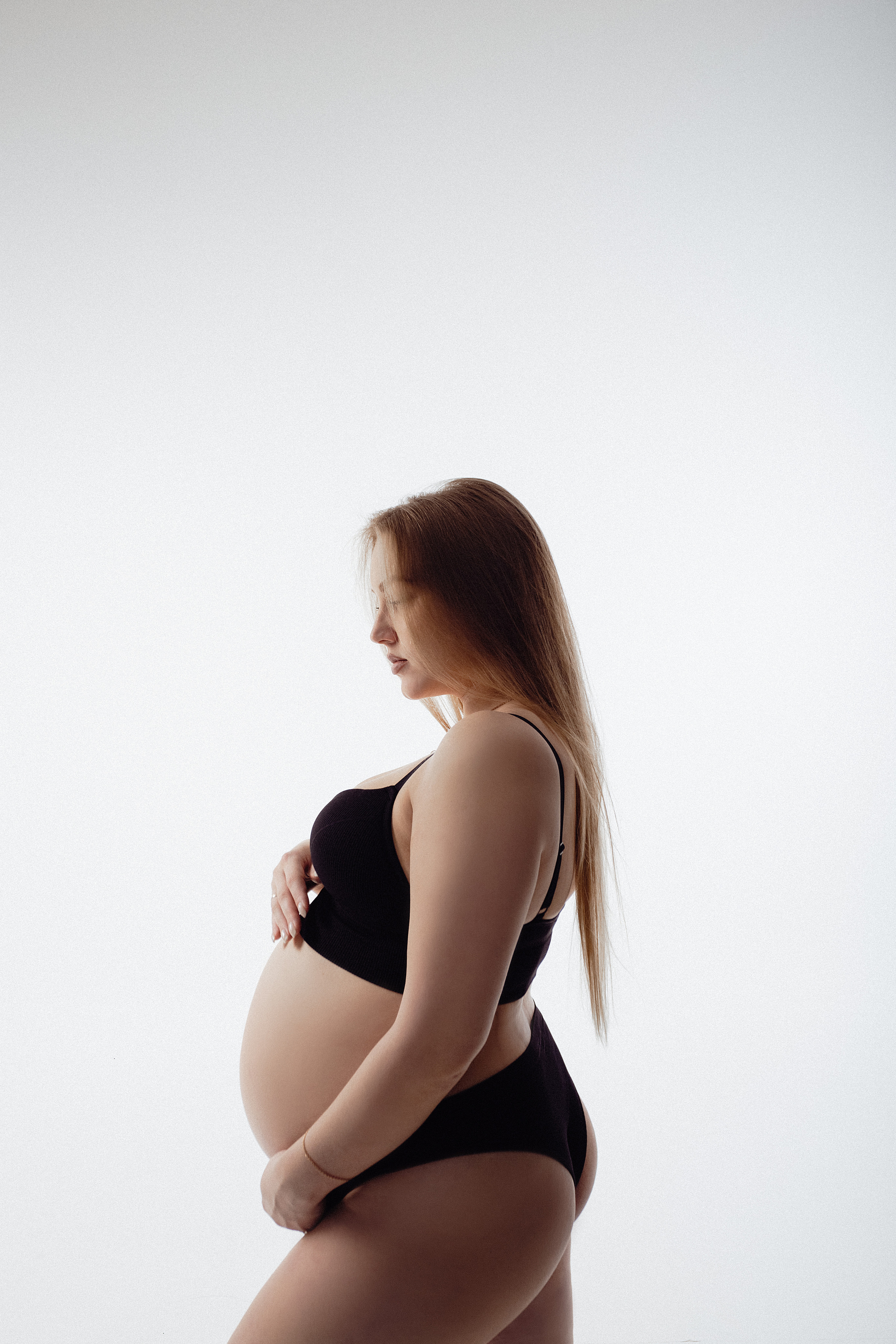Фотостудия беременности для пары в минималистичной студии. Свадебный фотограф Челябинск Зиненко Виктория