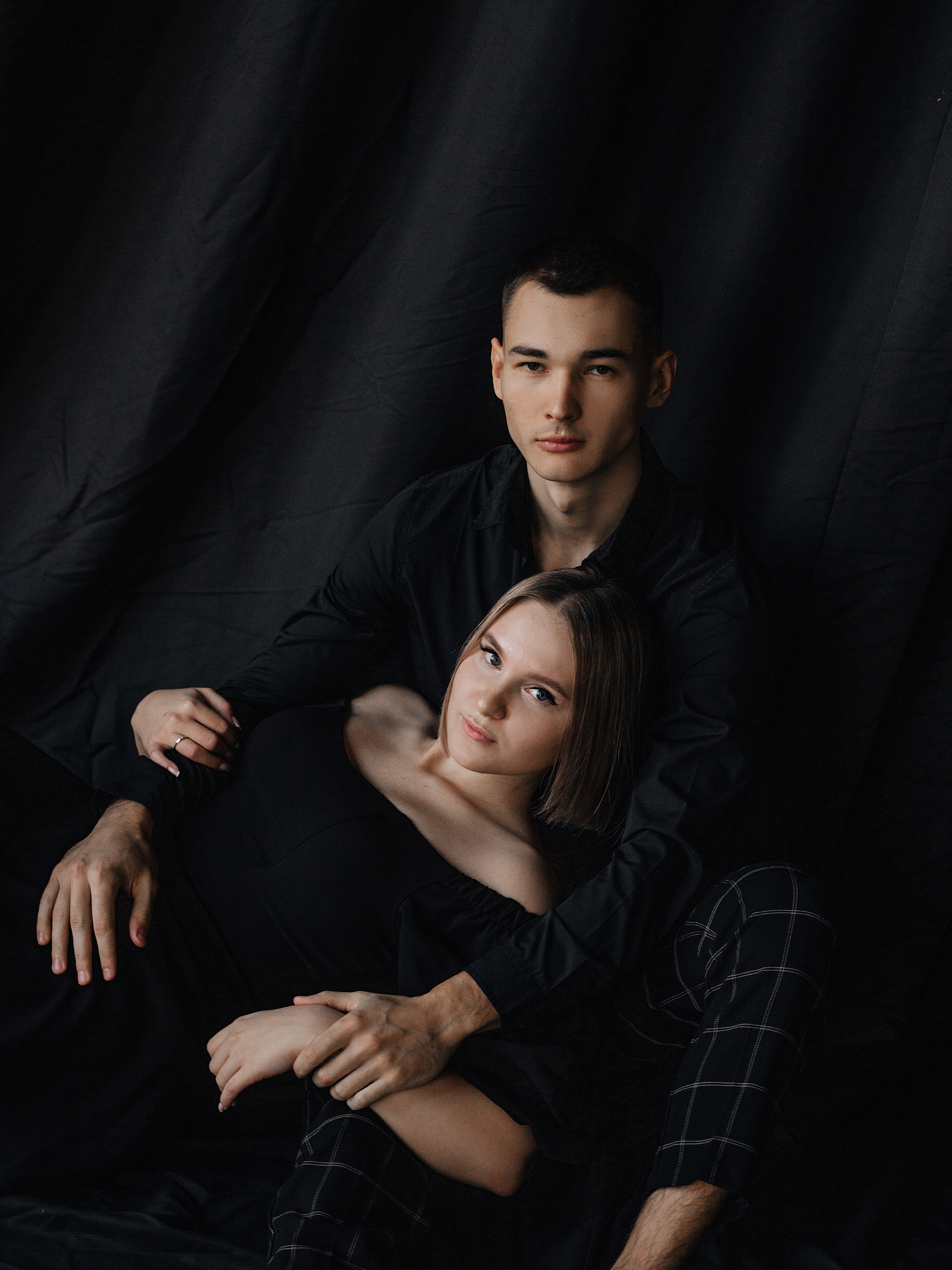 Предсвадебная съемка пары в темной фотостудии Челябинска. Свадебный фотограф Челябинск Зиненко Виктория