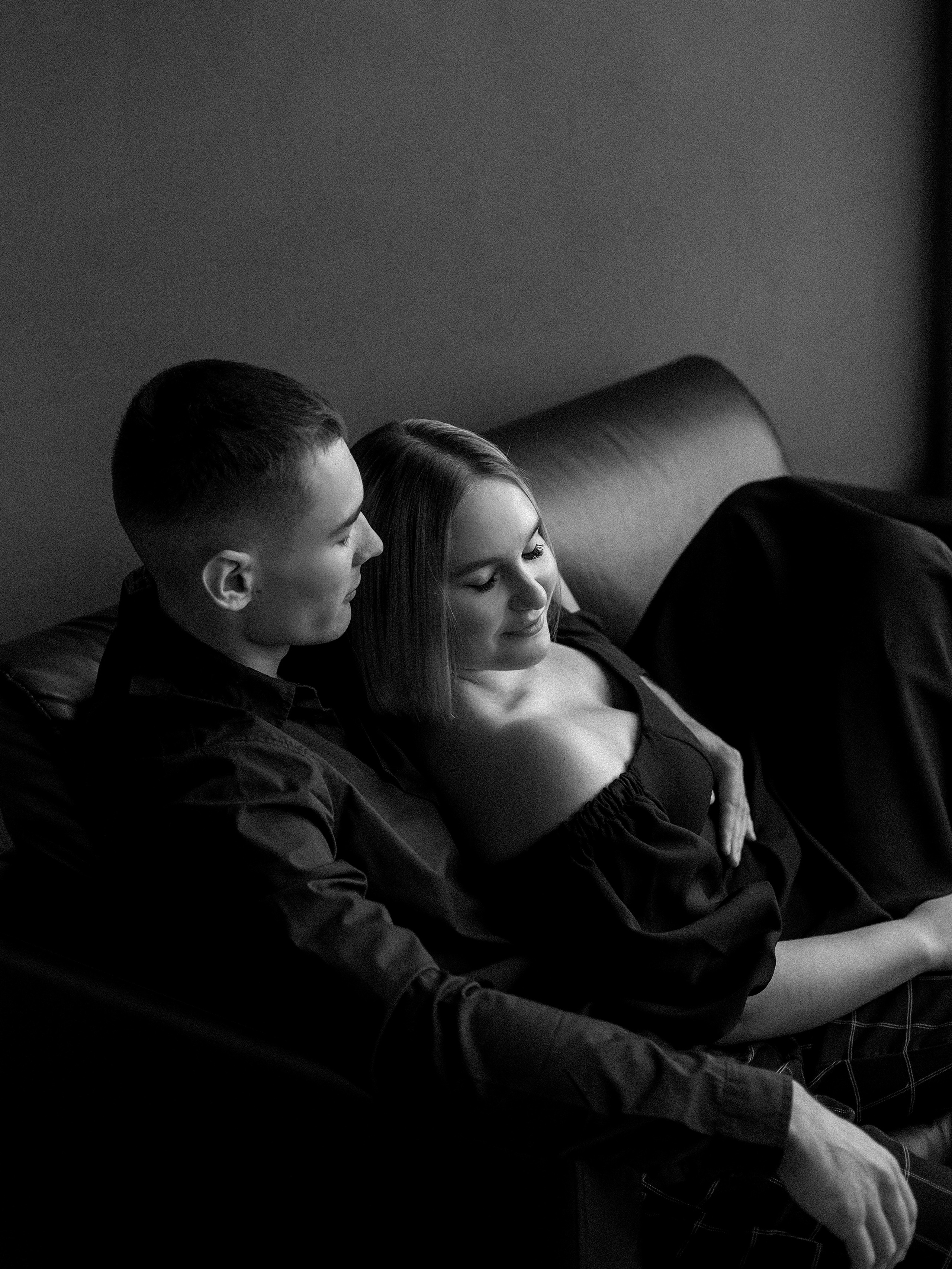 Предсвадебная съемка пары в темной фотостудии Челябинска. Свадебный фотограф Челябинск Зиненко Виктория