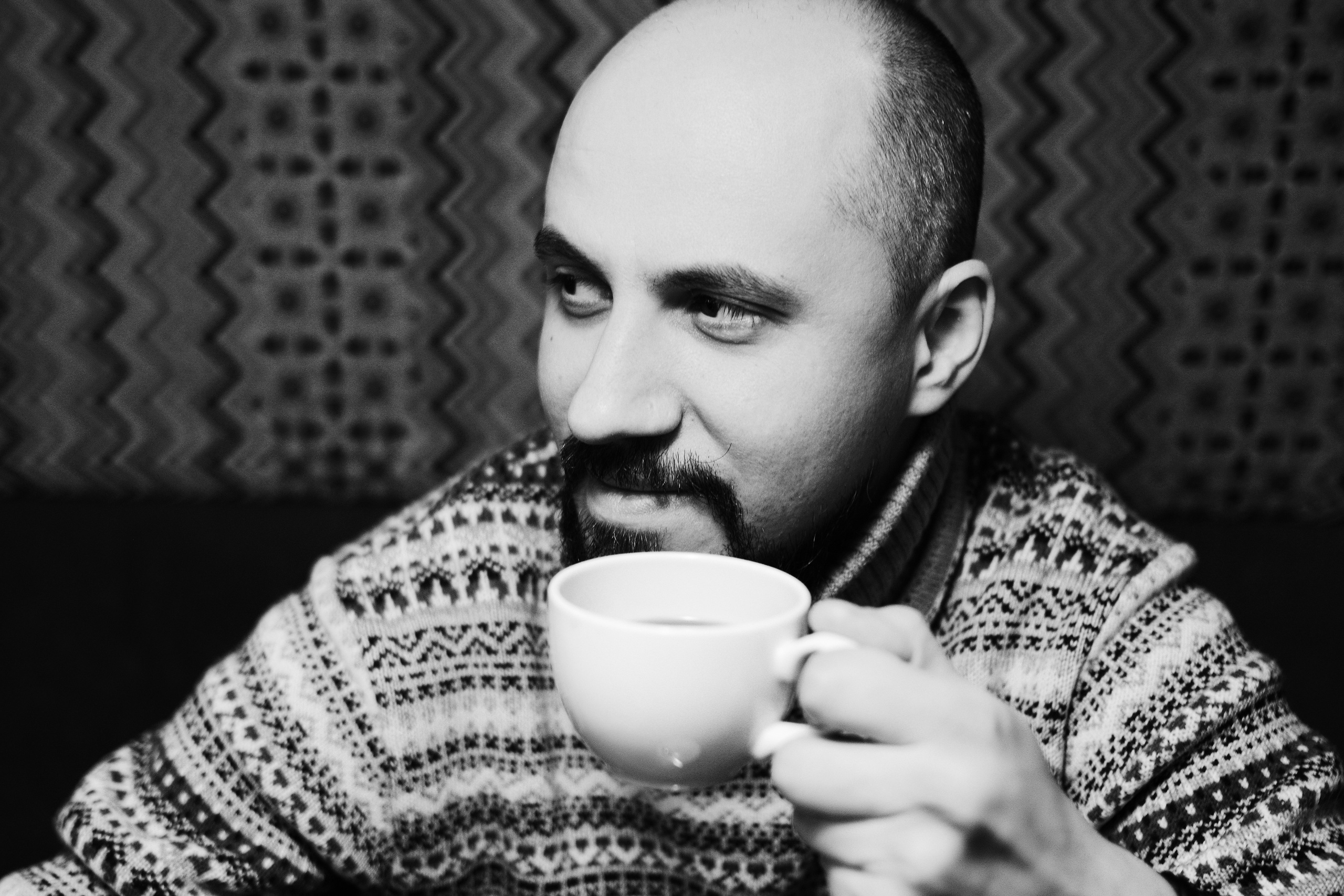 Мужской чёрно-белый портрет в кафе. Светлана Юстус, портретный фотограф в Новосибирске