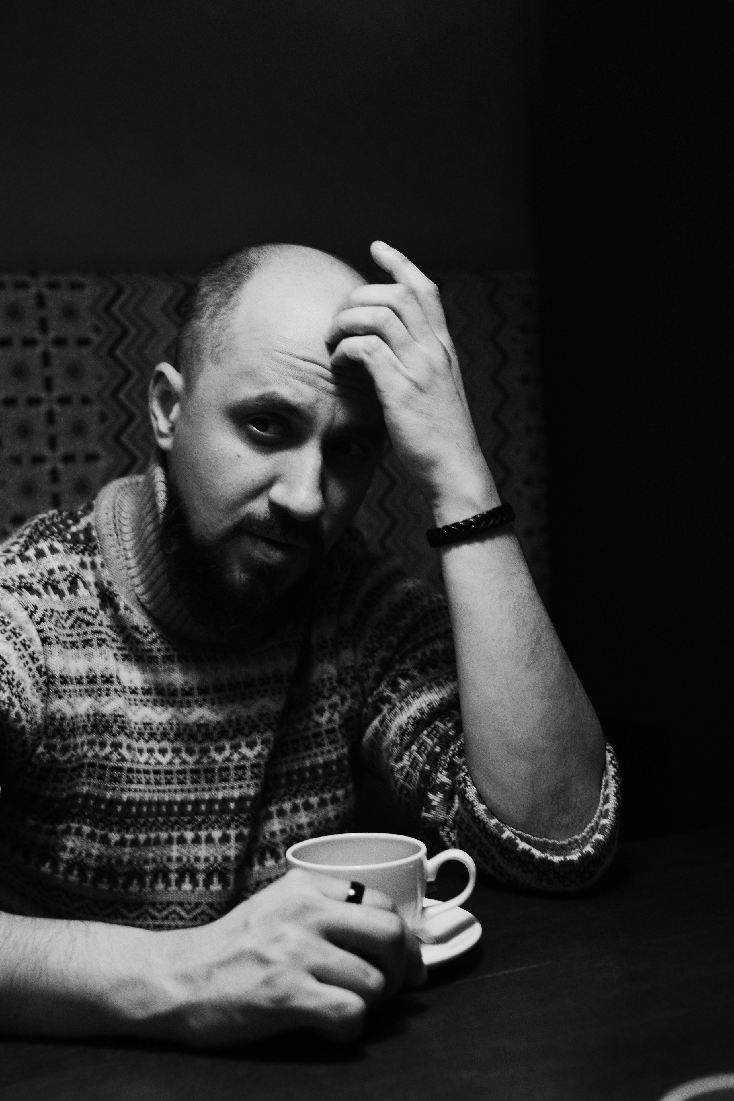Мужской чёрно-белый портрет в кафе. Светлана Юстус, портретный фотограф в Новосибирске