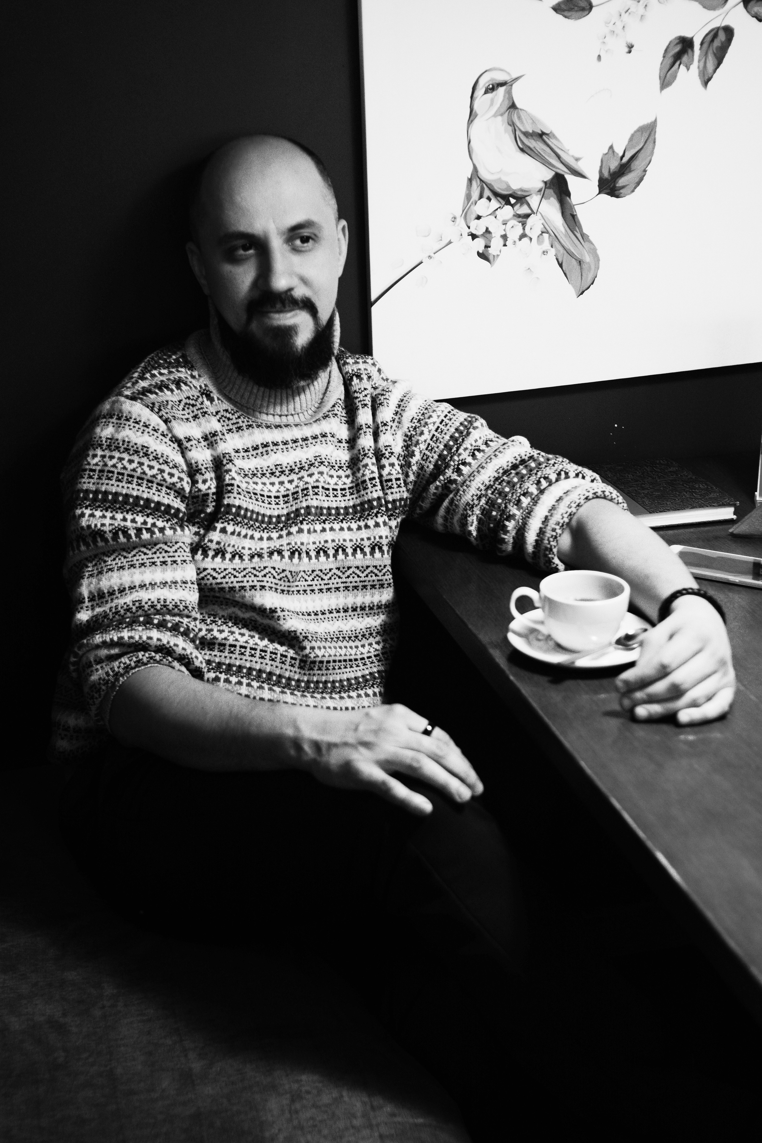 Мужской чёрно-белый портрет в кафе. Светлана Юстус, портретный фотограф в Новосибирске