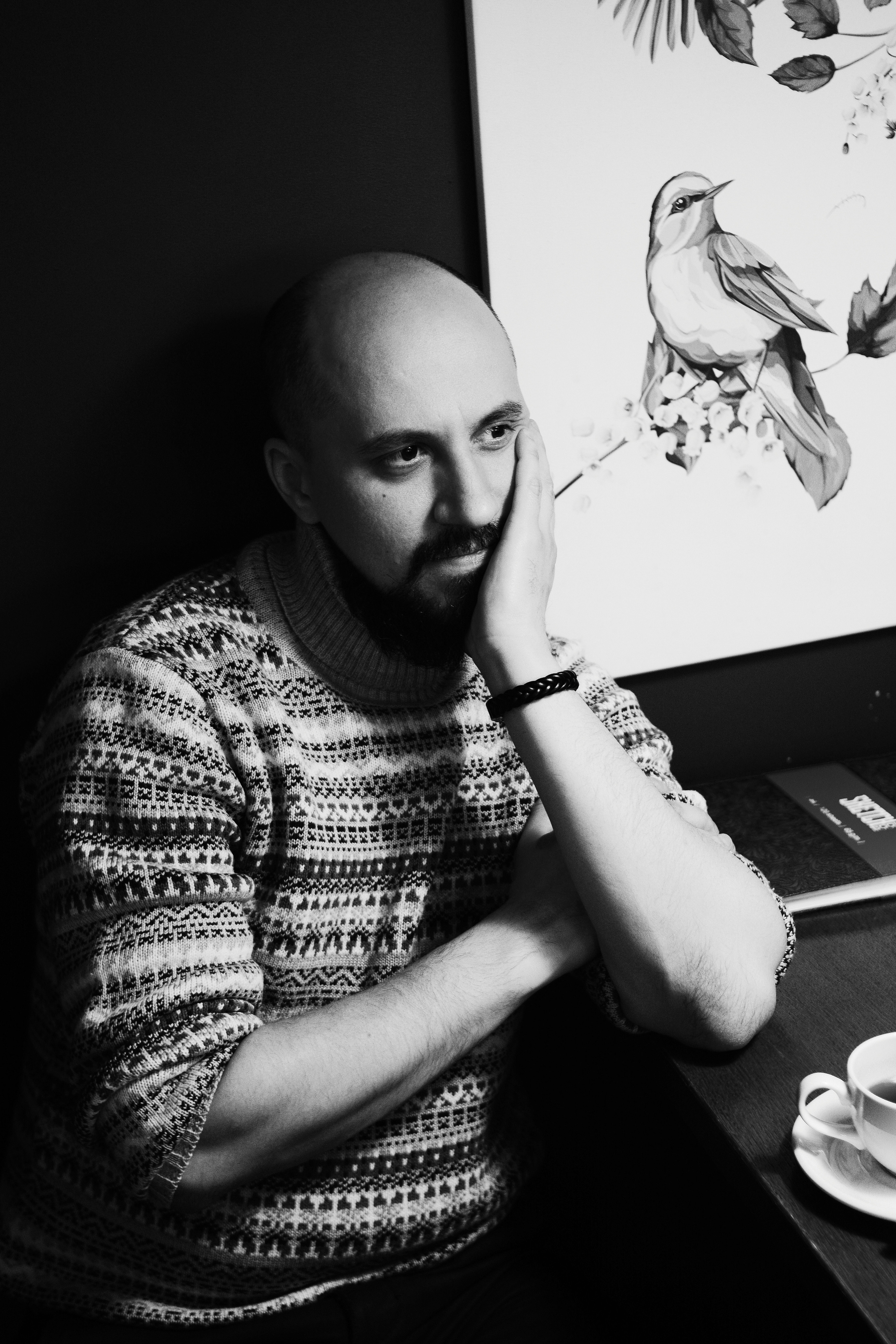 Мужской чёрно-белый портрет в кафе. Светлана Юстус, портретный фотограф в Новосибирске