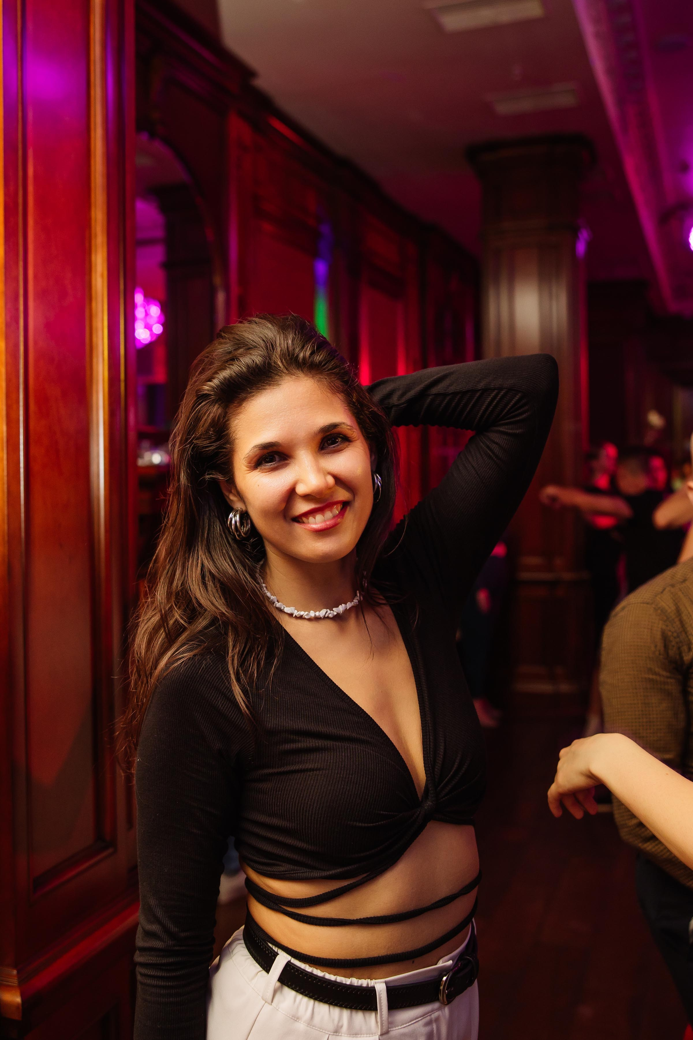 Портрет девушки в танцевальном зале 